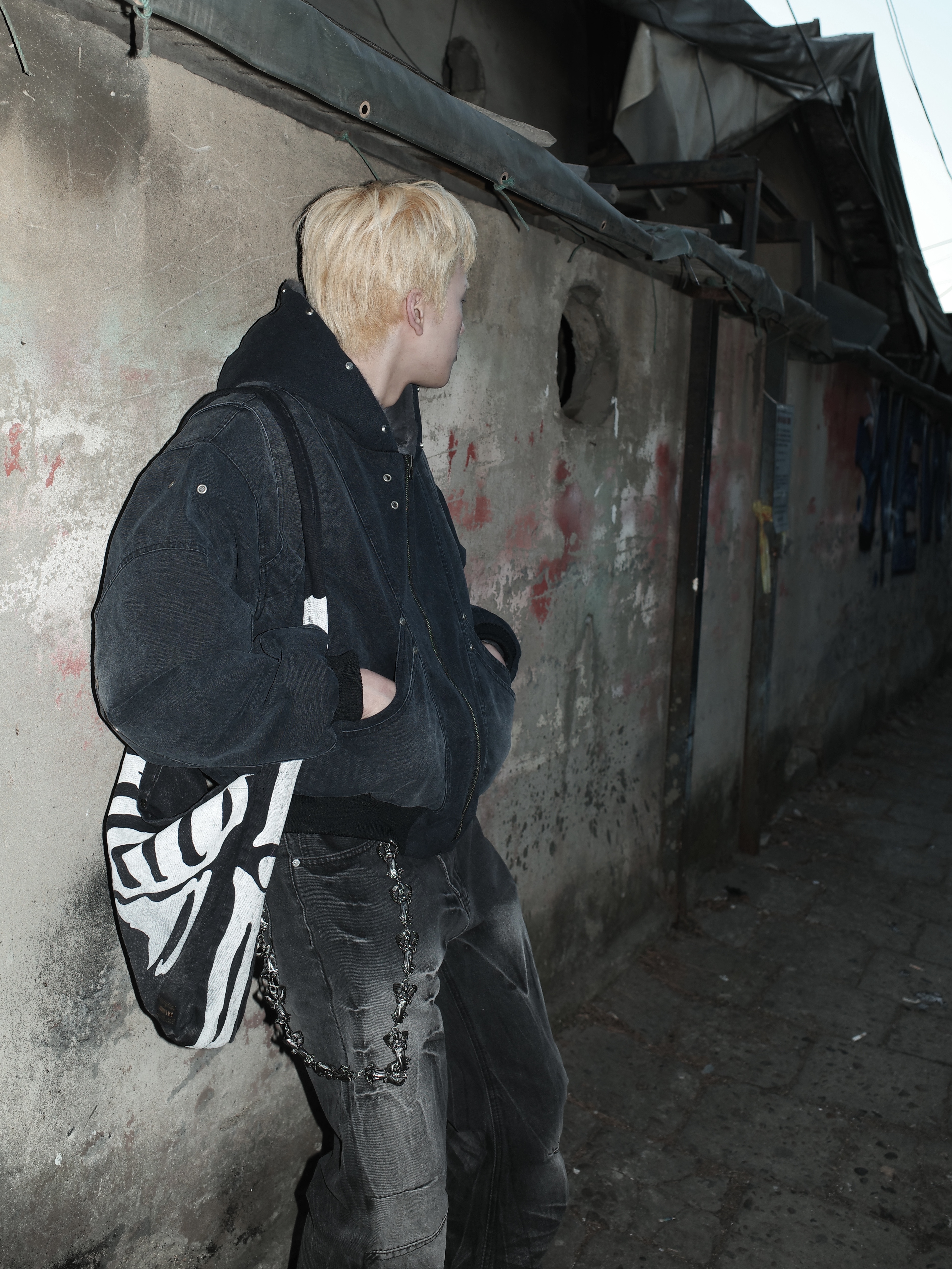 Dr. Martens x Rick Owens Quad Sole Steel Toe Boots Black, Kapital 14 oz. Denim Bone Print Book Bag Black 착용 스타일 - 5