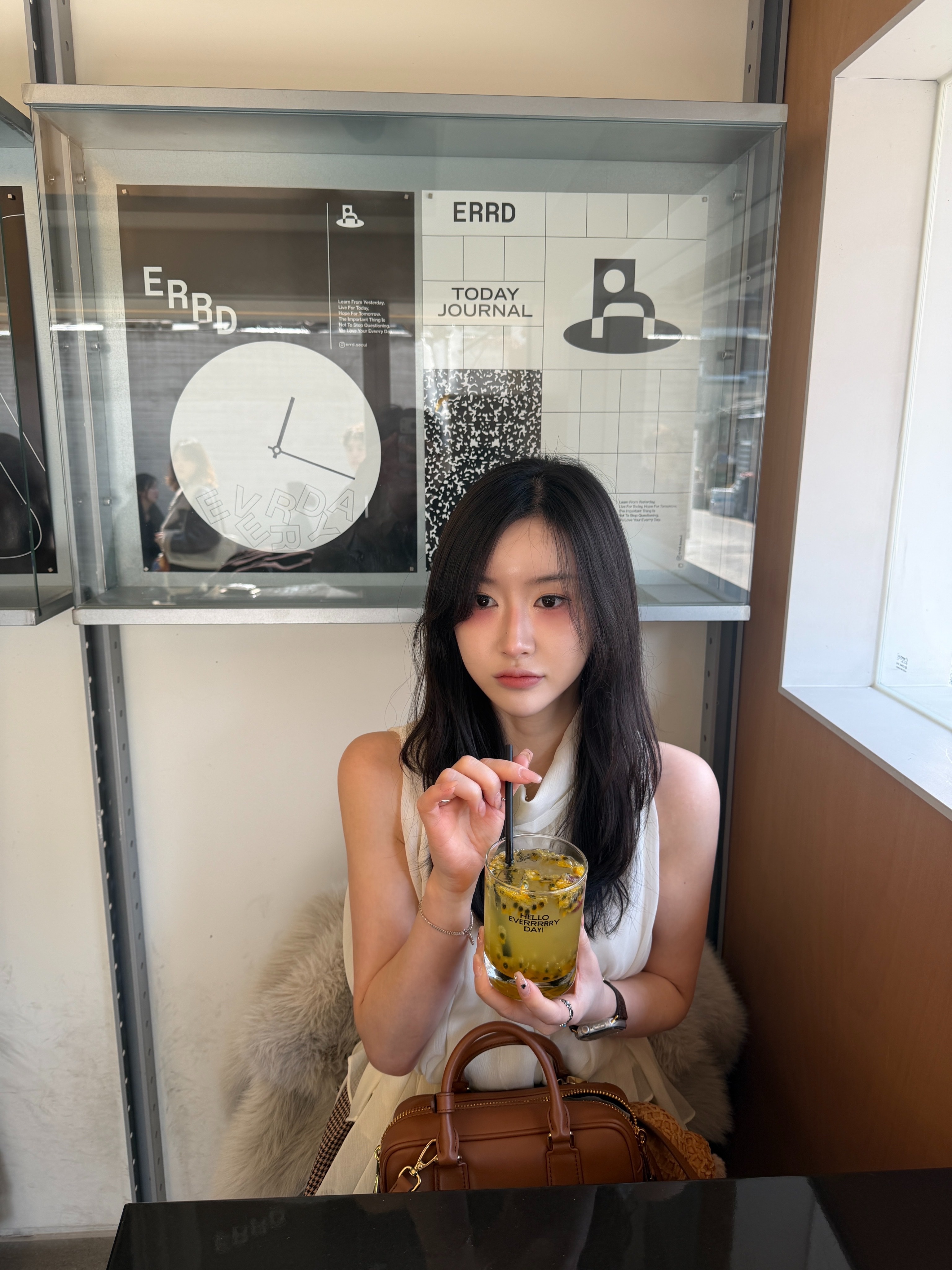 Miu Miu Arcadie Leather Bag Cognac, Gucci Double G Mother of Pearl Ring Silver 착용 스타일 - 4