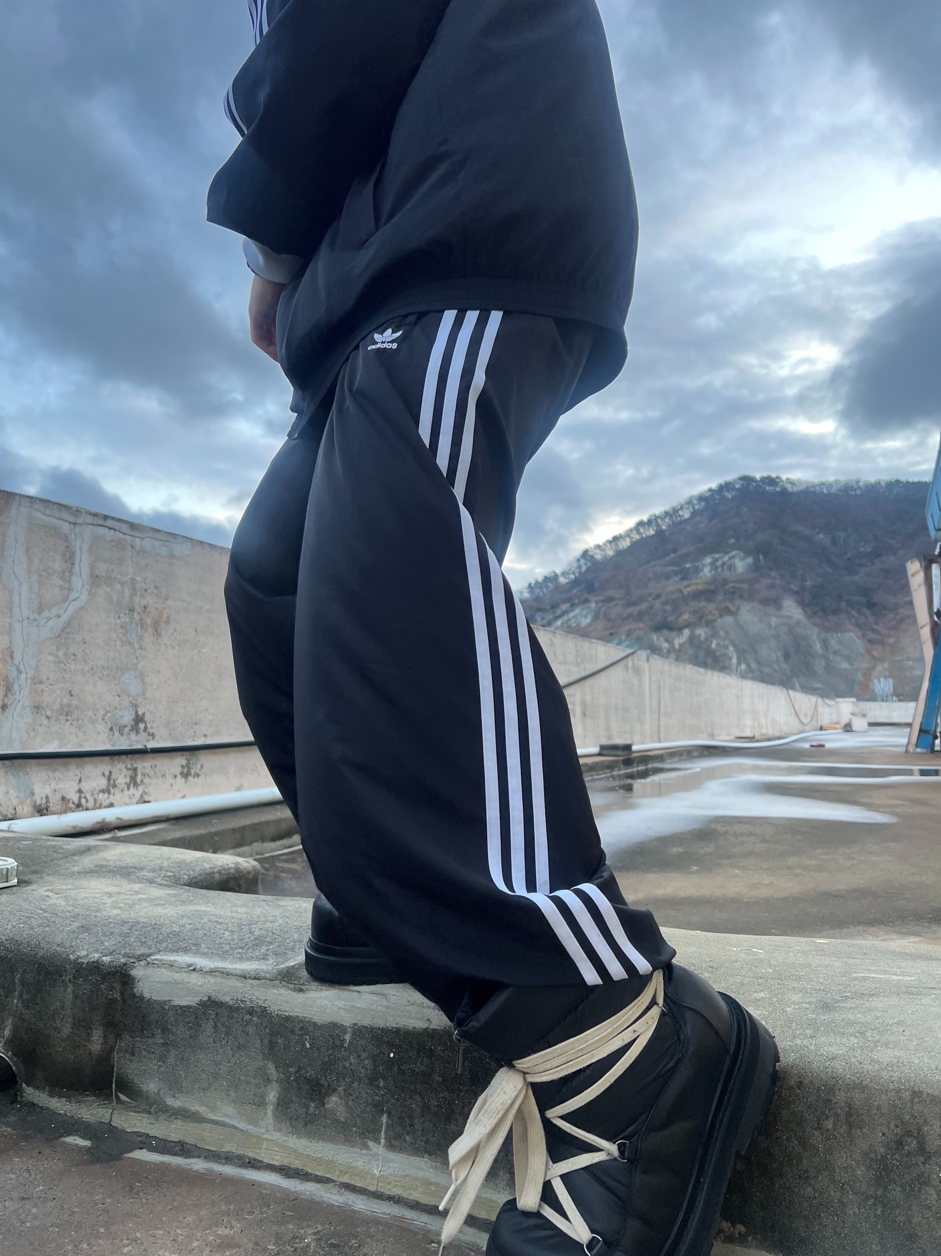(W) Adidas Adilenium Season 3 Oversized Track Pants Black - KR Sizing, (W) Adidas Adilenium Season 3 Oversized Track Top Black - KR Sizing 착용 스타일 - 6