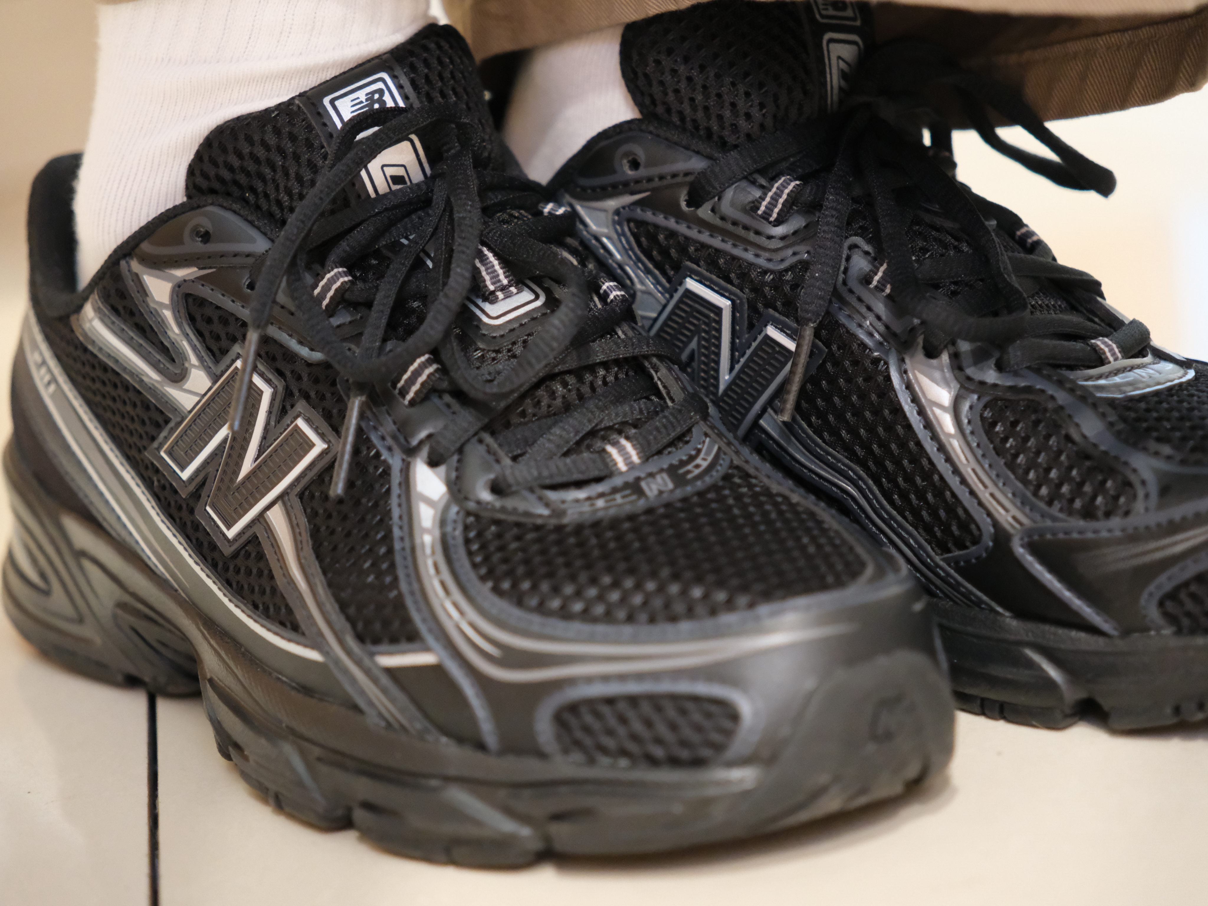 New Balance 740v2 Black Silver Metallic 착용 스타일 - 4