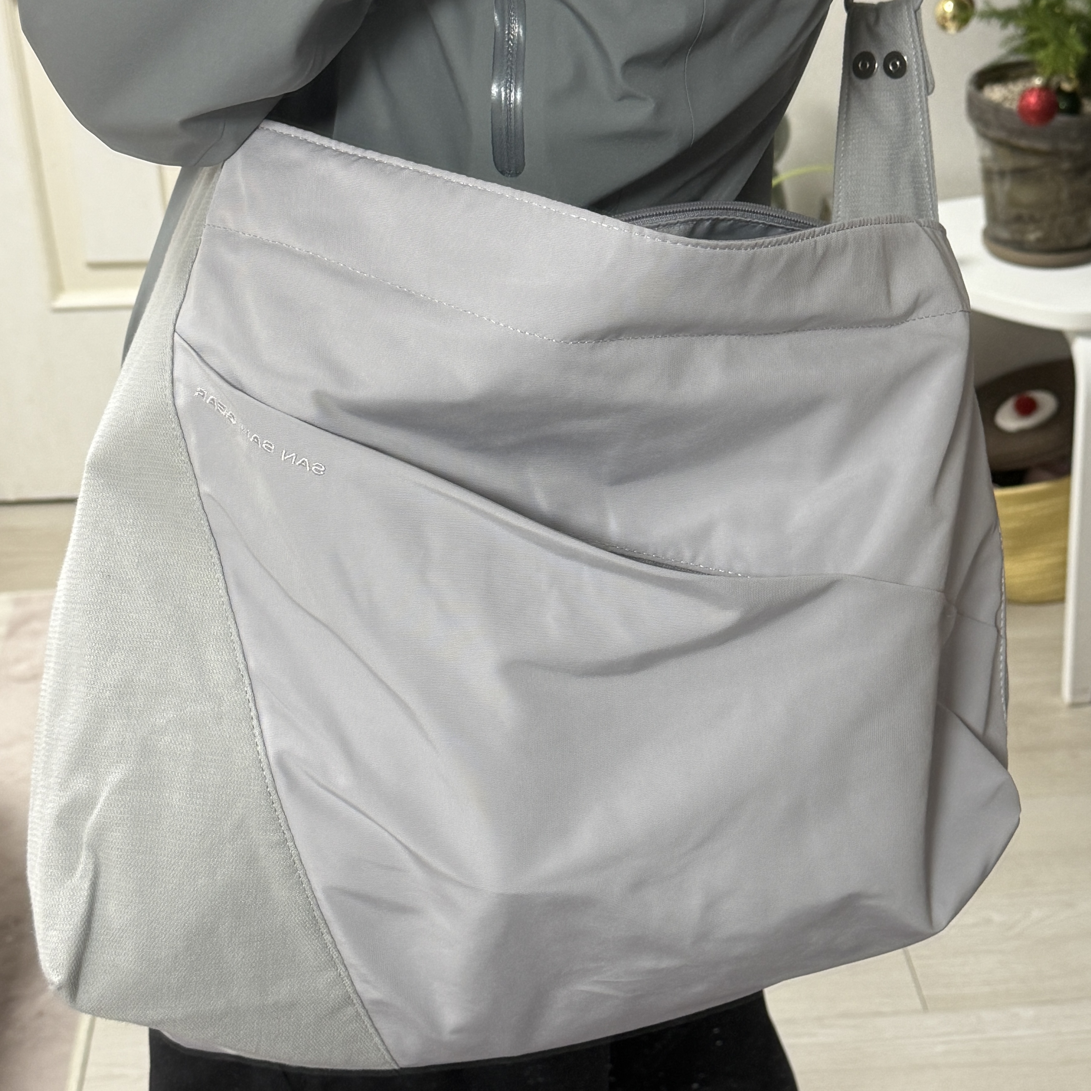 Sansan Gear Alter Tote Bag Grey 착용 스타일 - 1