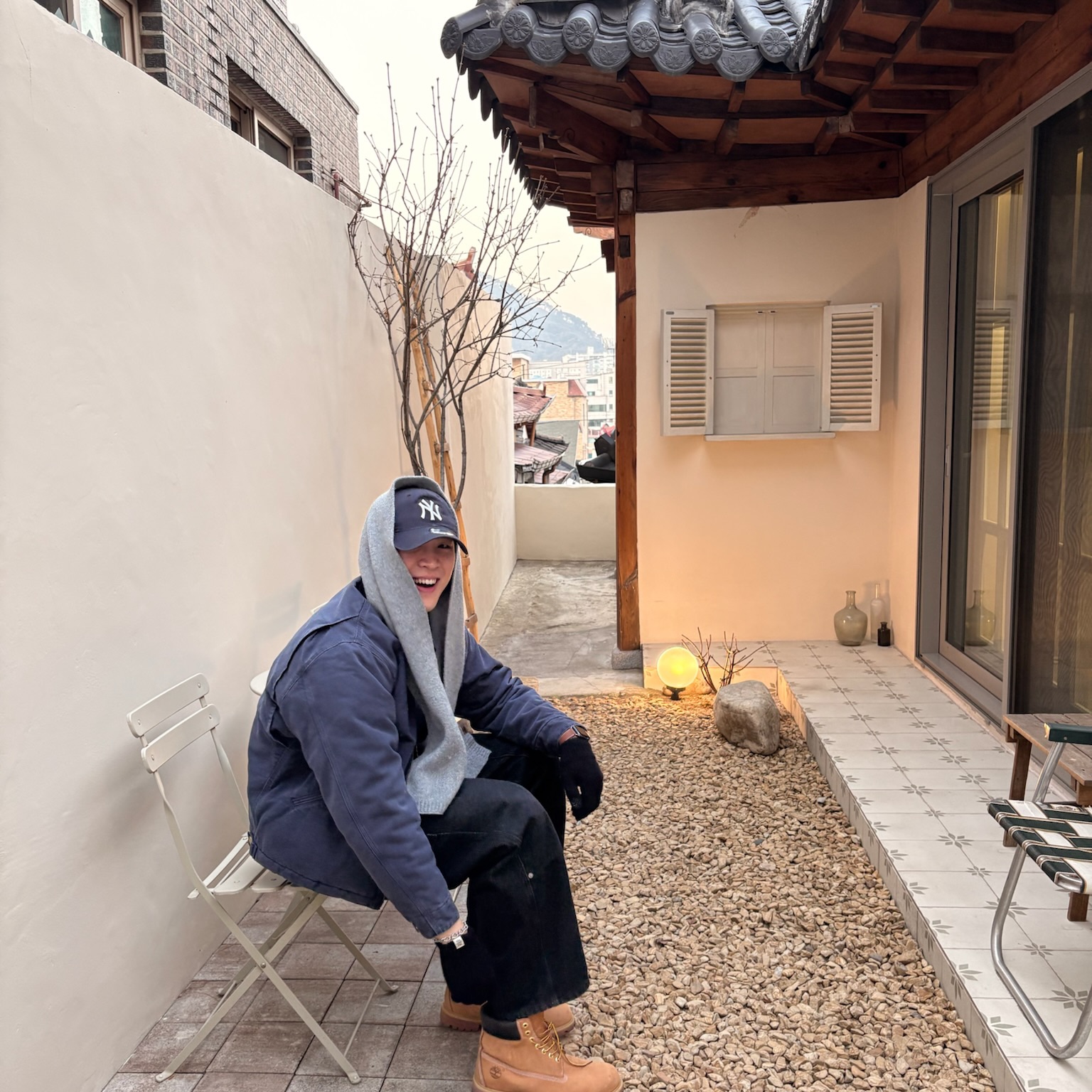 Carhartt WIP OG Detroit Jacket Dark Navy Black Stone Canvas, New Era x MoMA New York Yankees Cap Navy 착용 스타일 - 2