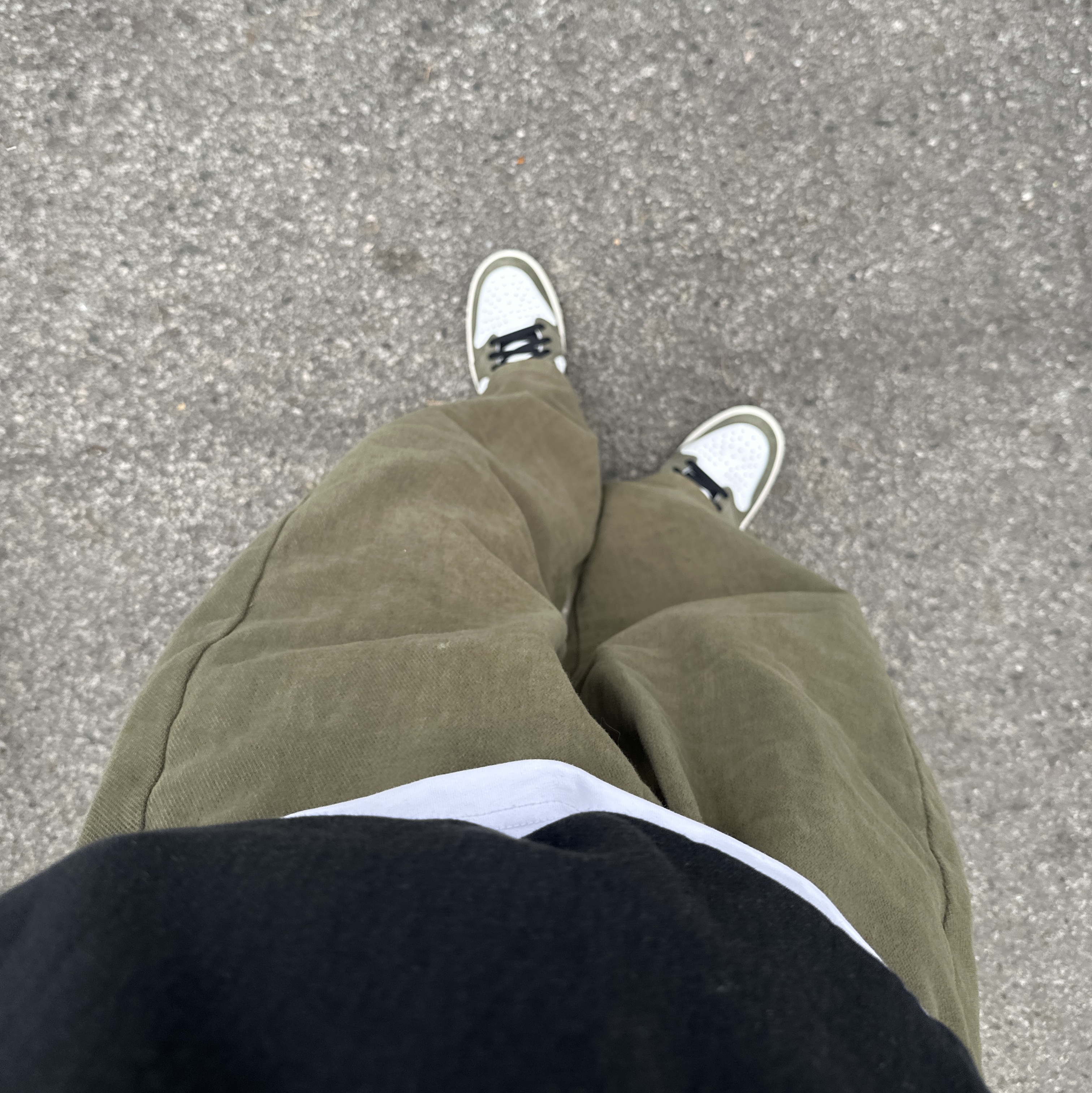 Jordan 1 Retro Low OG Medium Olive and Summit White, Supreme Box Logo Hooded Sweatshirt Black - 25FW 착용 스타일