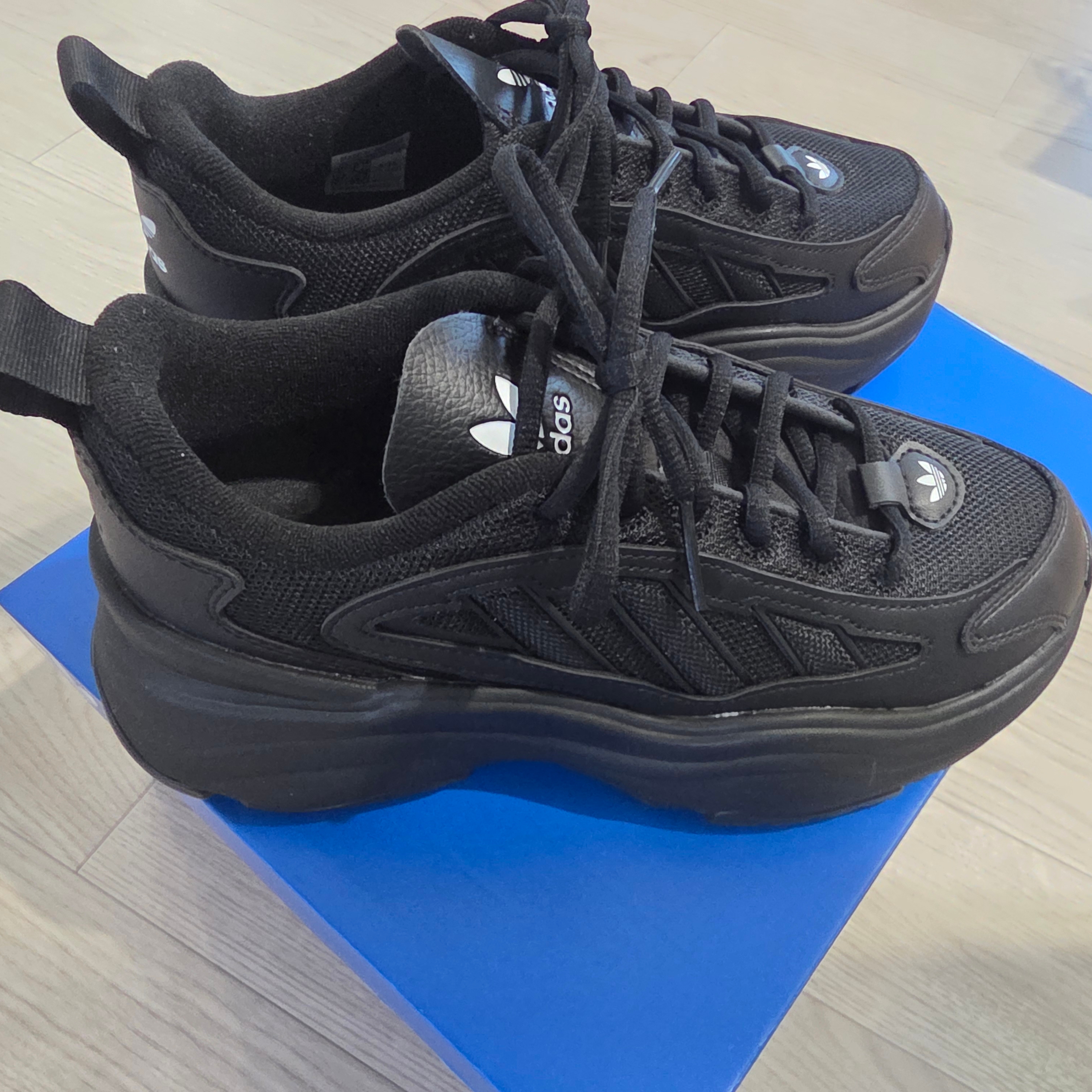 (W) Adidas Ozgaia Core Black 착용 스타일 - 1
