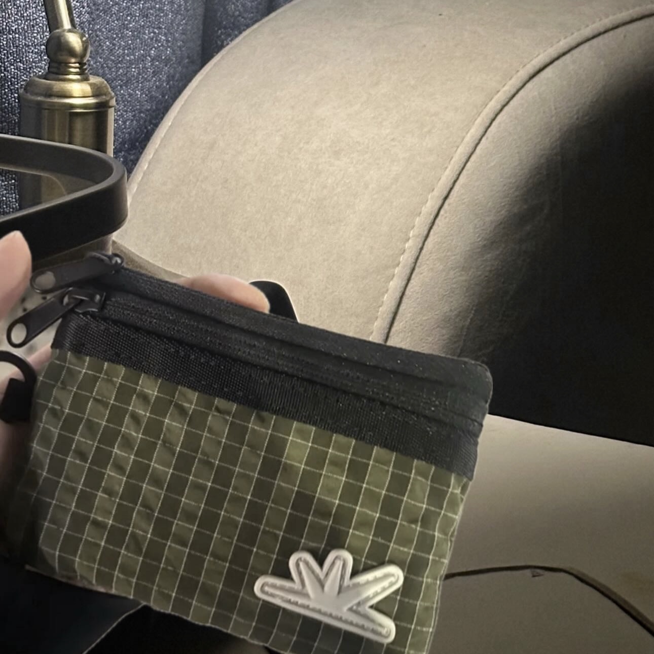 Sunlove Zip Card Pouch Olive Grid 착용 스타일
