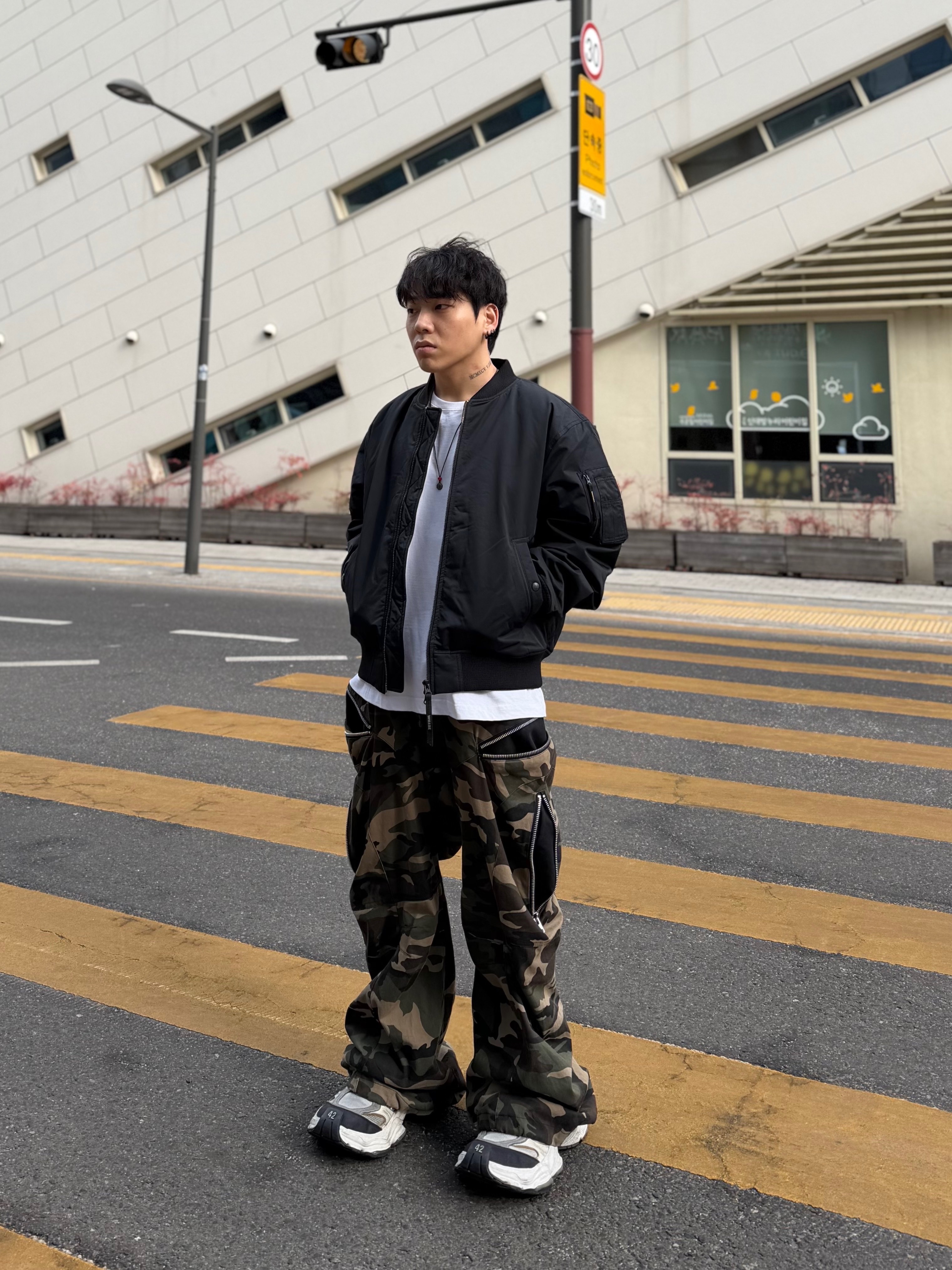 [KREAM 단독] ROARINGRAD Zipper Sagging Pants Nylon Ver. Black, Balenciaga Cargo Sneakers White Grey 착용 스타일 - 5