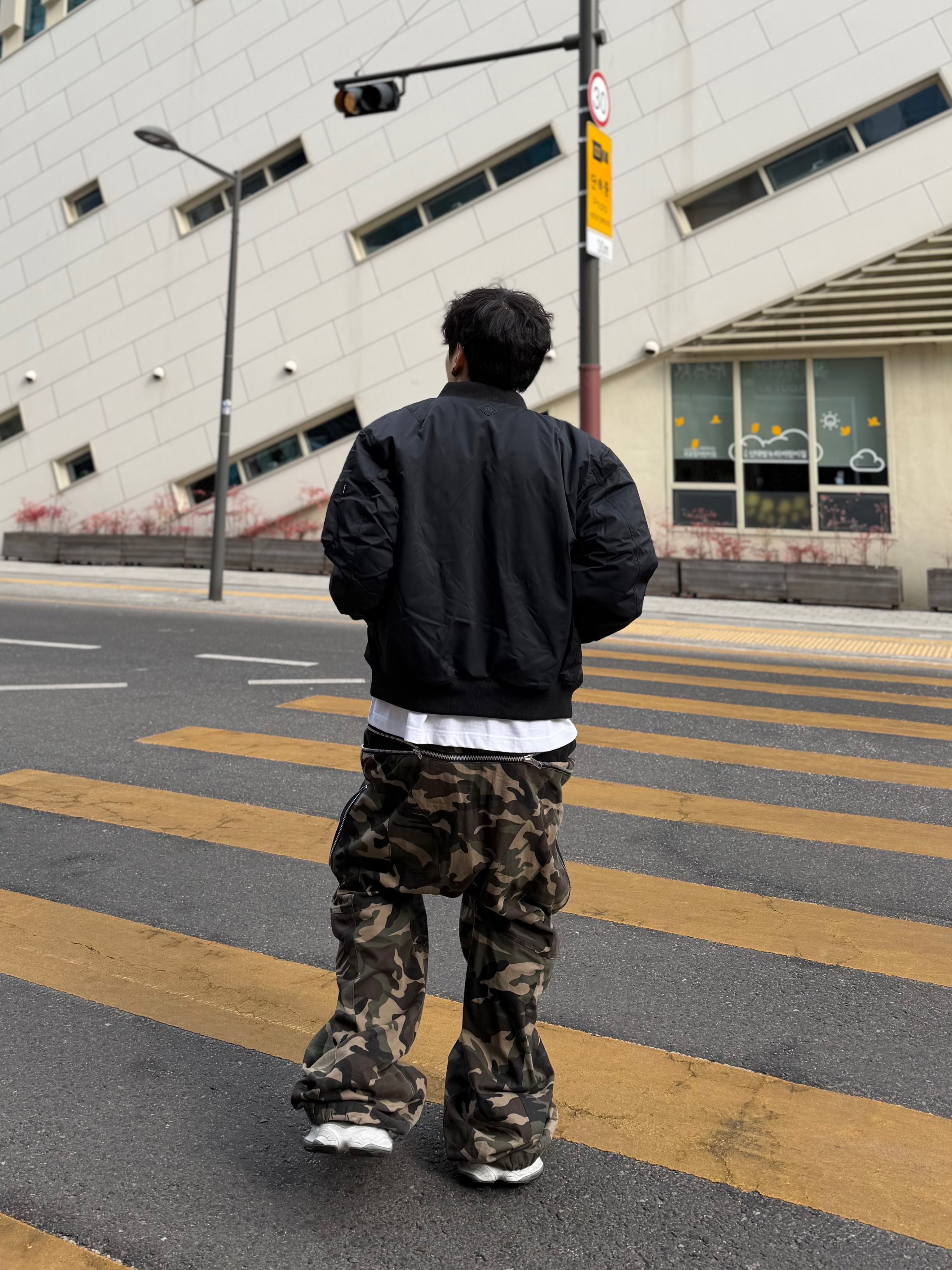 [KREAM 단독] ROARINGRAD Zipper Sagging Pants Nylon Ver. Black, Balenciaga Cargo Sneakers White Grey 착용 스타일 - 6