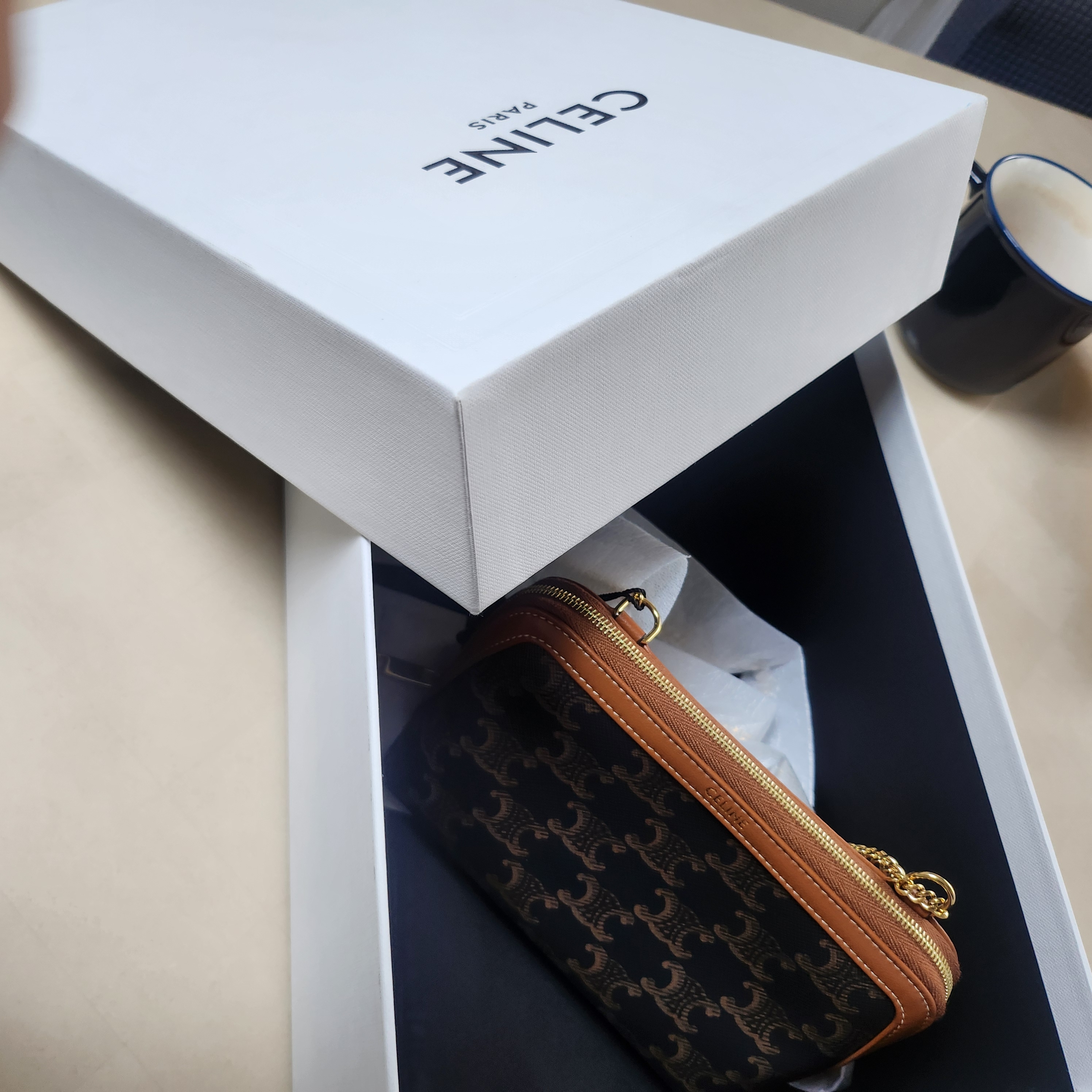 Celine Clutch with Chain in Triomphe Canvas and Lambskin Tan 착용 스타일