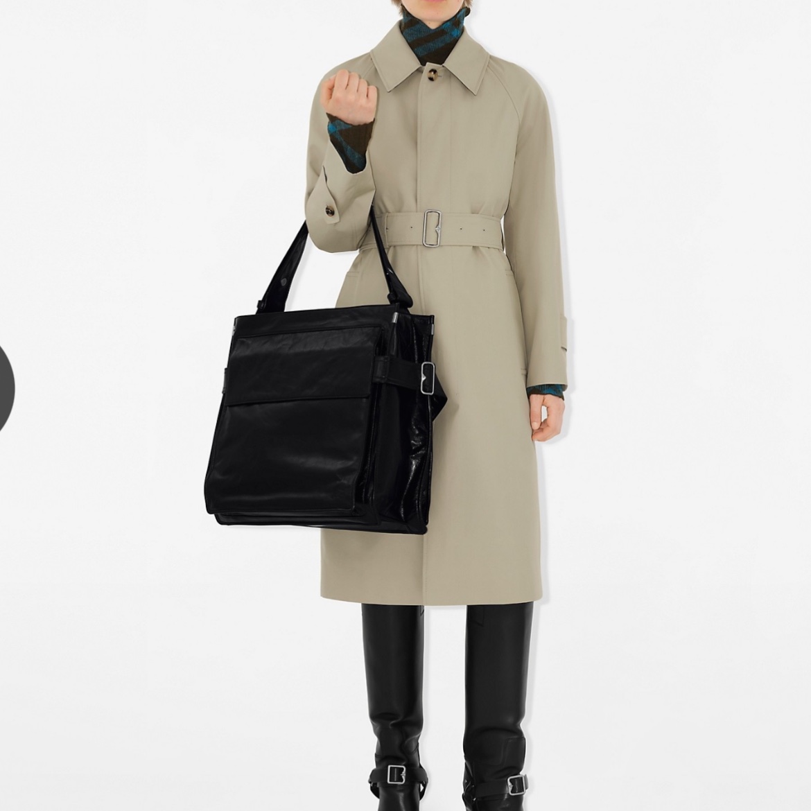 Burberry Medium Trench Tote Bag Black 착용 스타일