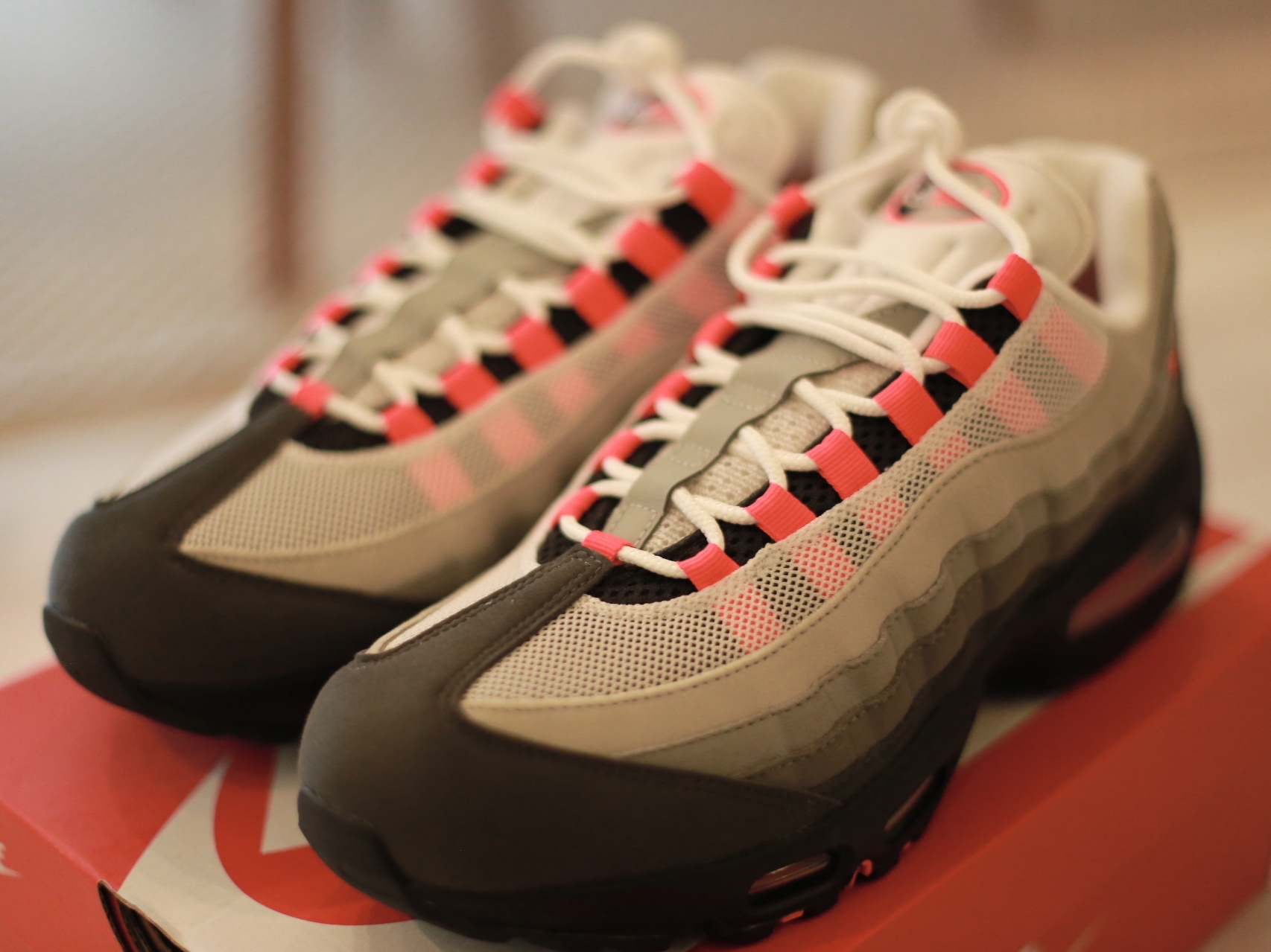 Nike Air Max 95 OG Medium Ash and Solar Red 착용 스타일 - 2