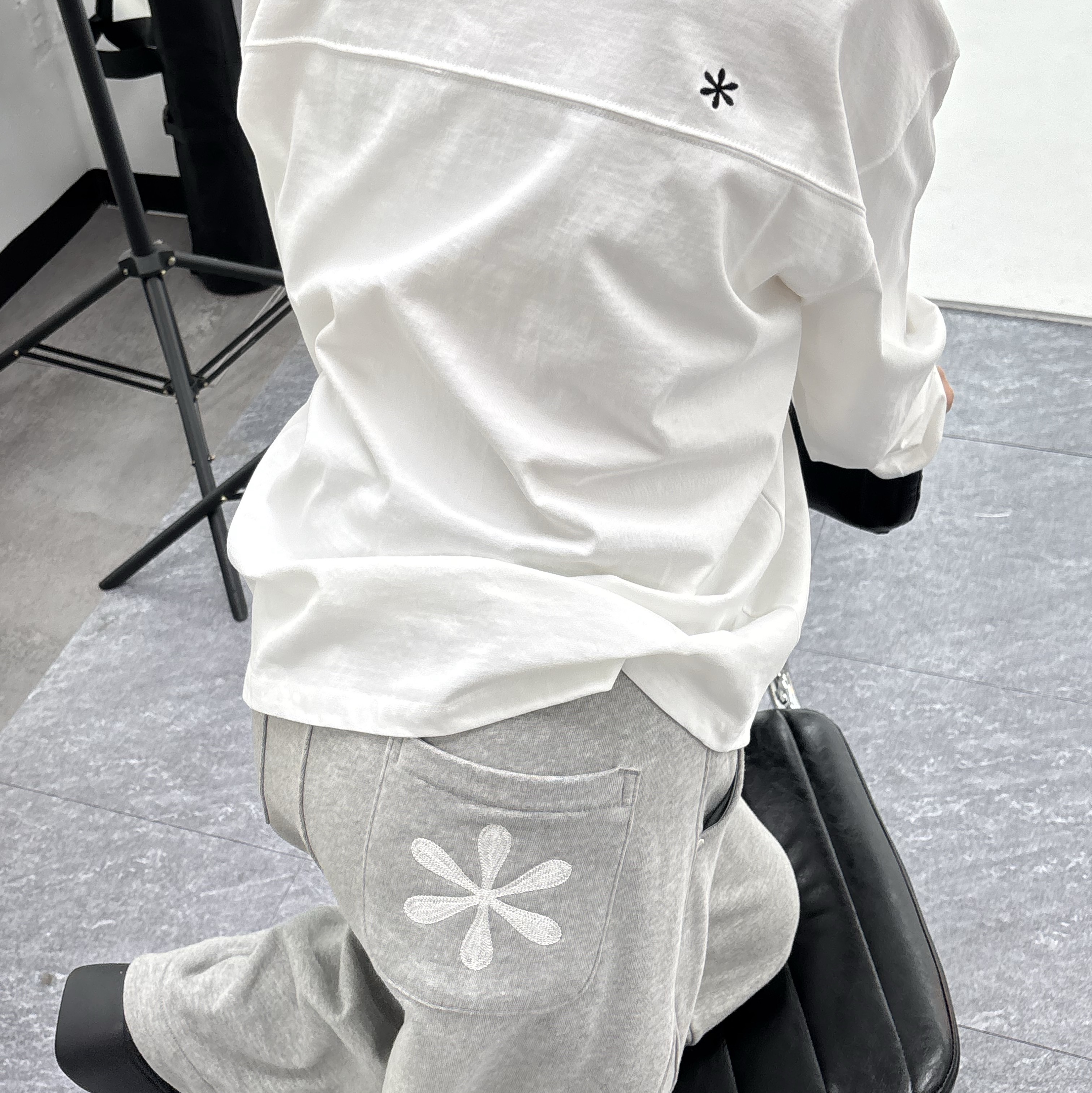 Riomeu Curved Balloon Sweatpants Melange, Riomeu Denim Appliqué Long Sleeve T-shirt White 착용 스타일