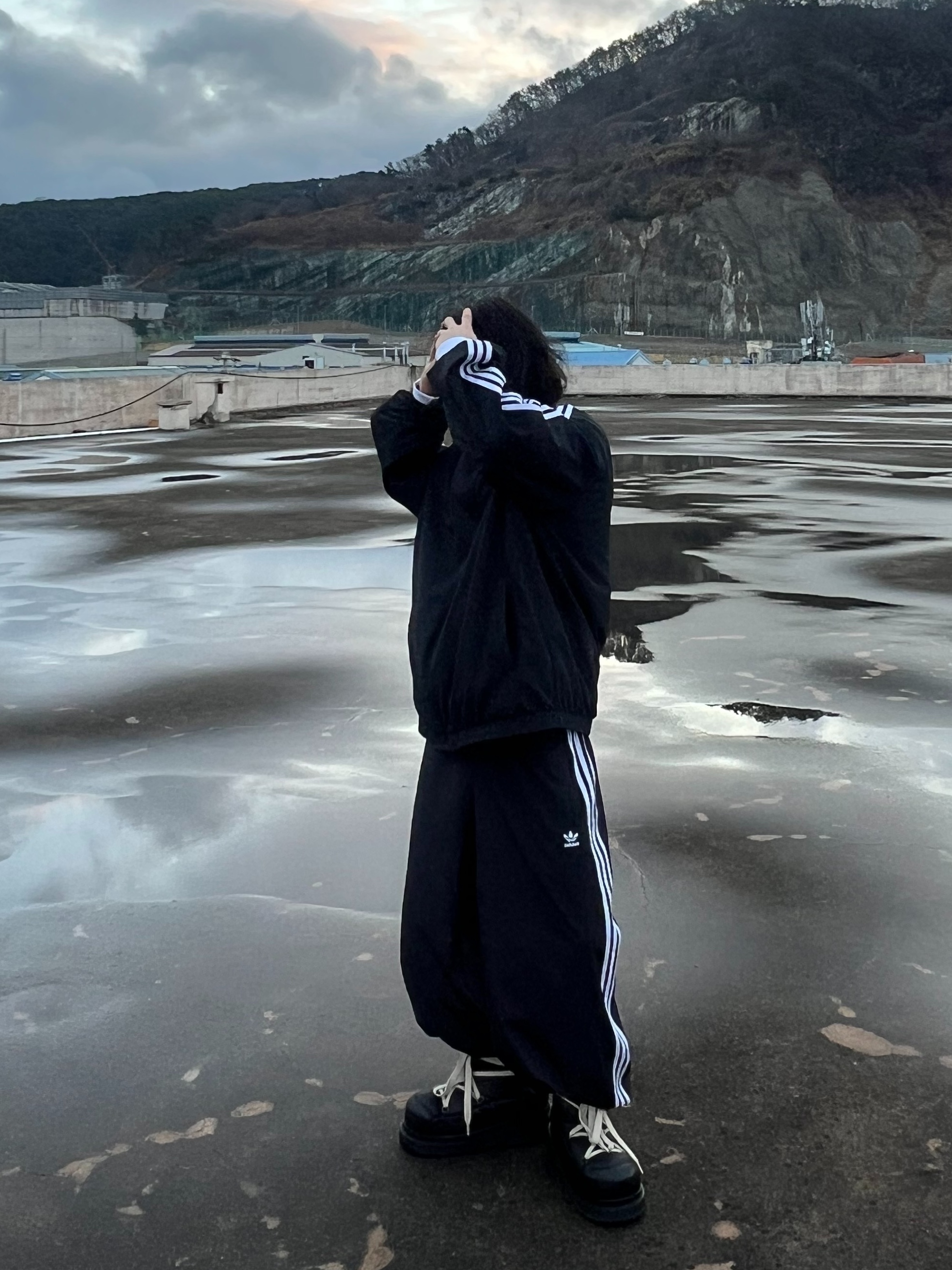 (W) Adidas Adilenium Season 3 Oversized Track Pants Black - KR Sizing, (W) Adidas Adilenium Season 3 Oversized Track Top Black - KR Sizing 착용 스타일 - 1