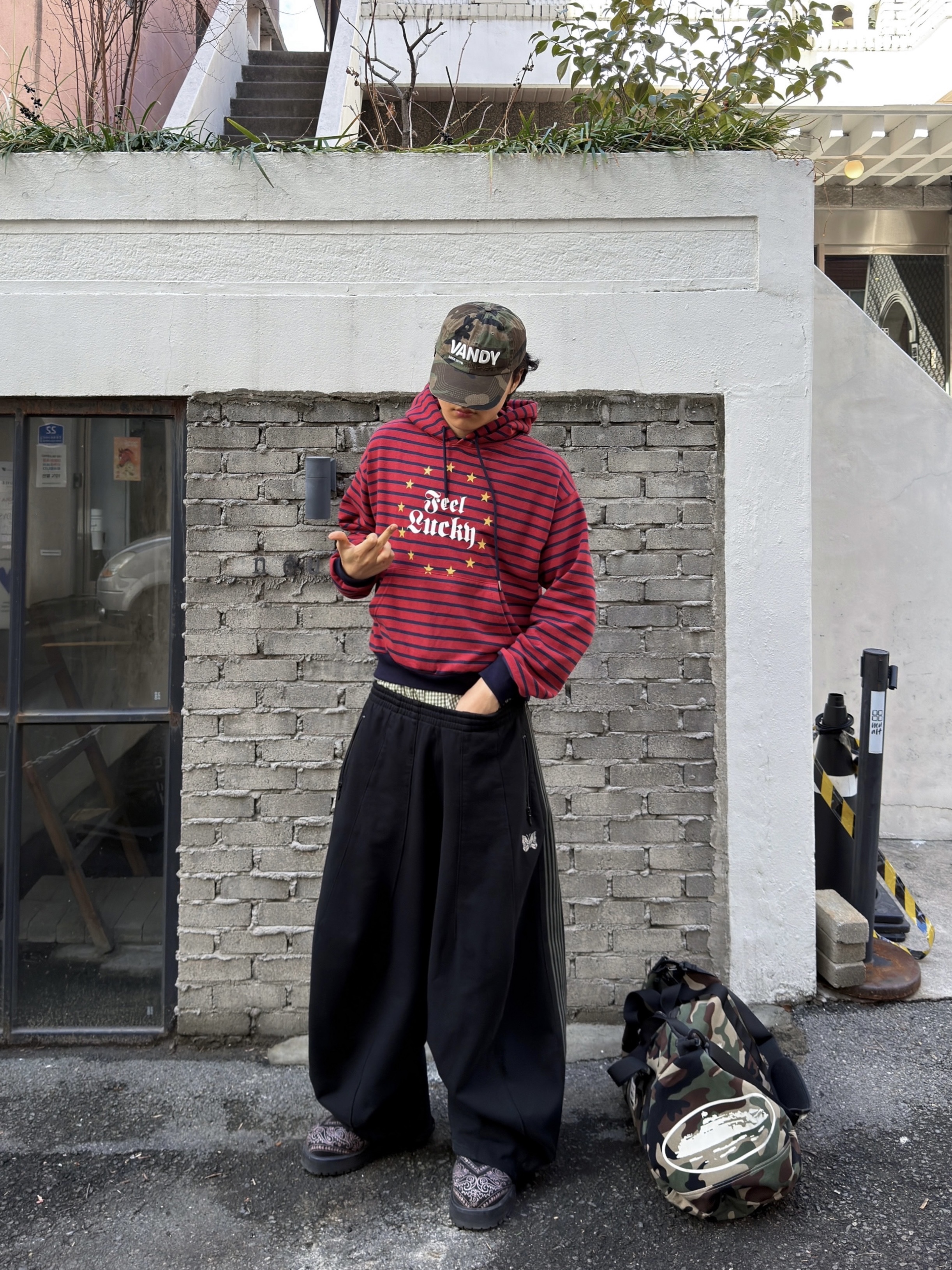 Needles x LHP H.D. Track Pants Black 착용 스타일 - 3