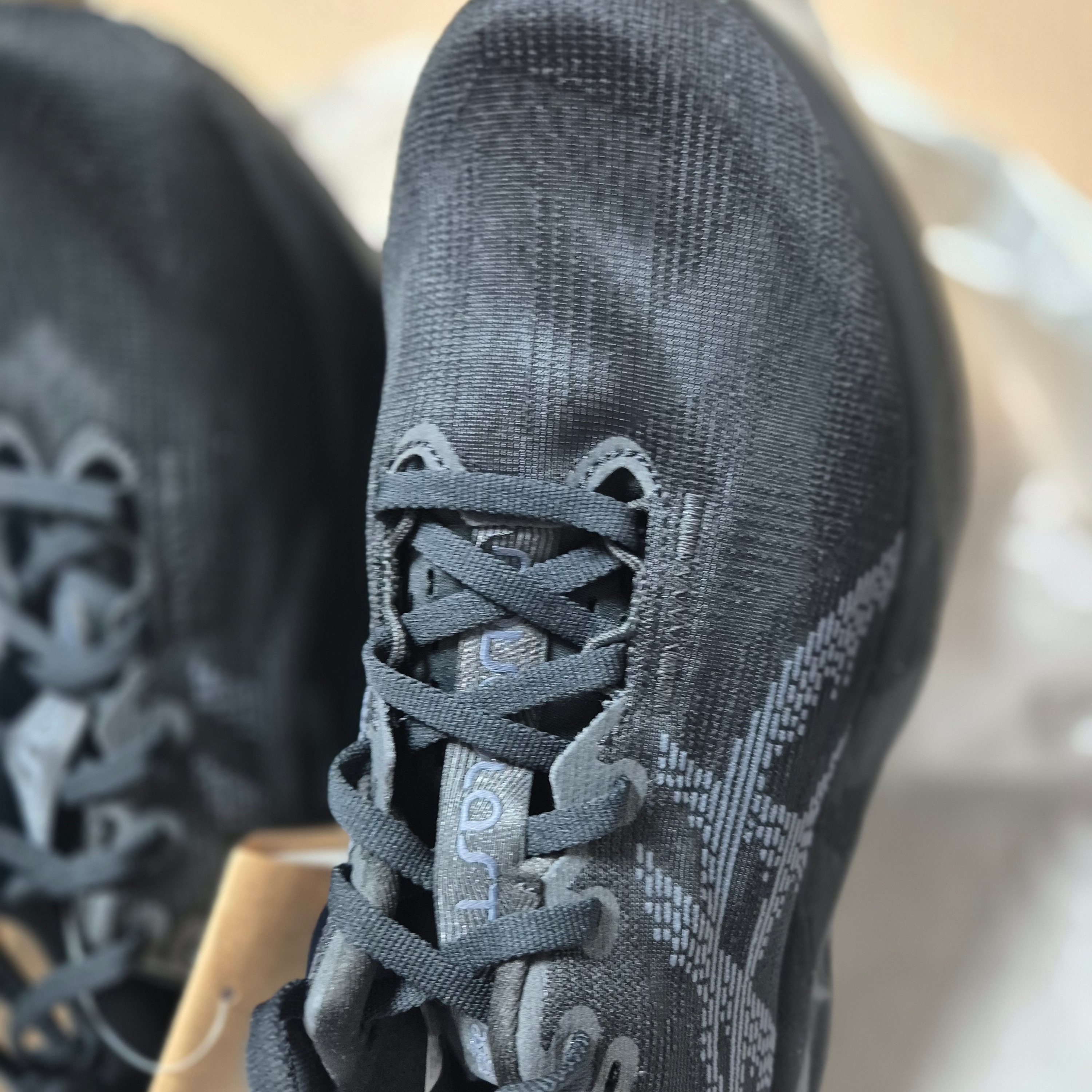 Asics Novablast 5 Black Carrier Grey - 2E Wide, (W) Asics Novablast 5 Black Carrier Grey 착용 스타일 - 2