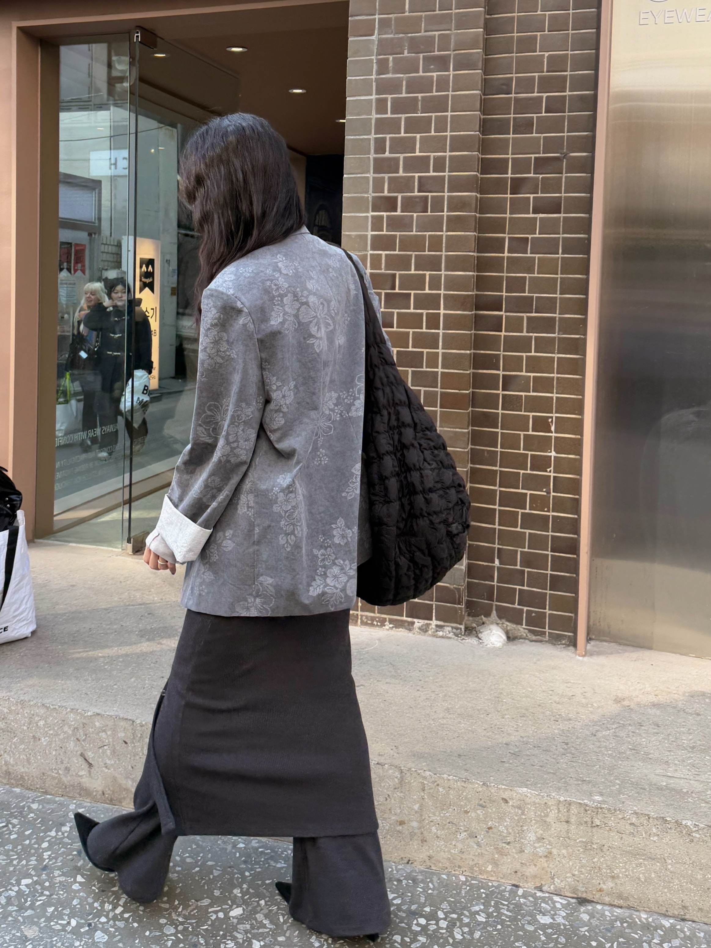 COS Quilted Oversized Shoulder Bag Black ์ฐฉ์ฉ ์คํ์ผ - 3