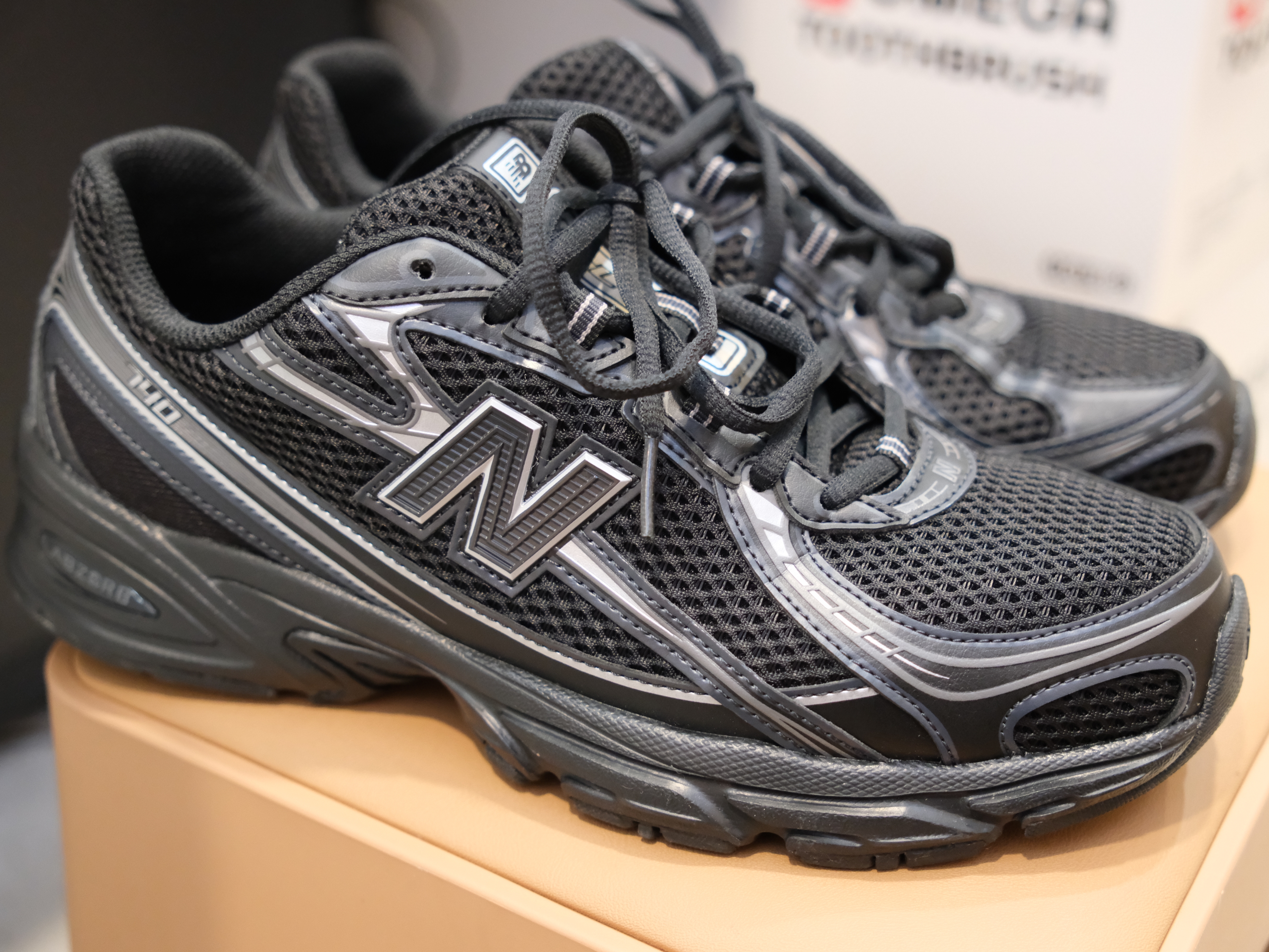 New Balance 740v2 Black Silver Metallic 착용 스타일 - 1