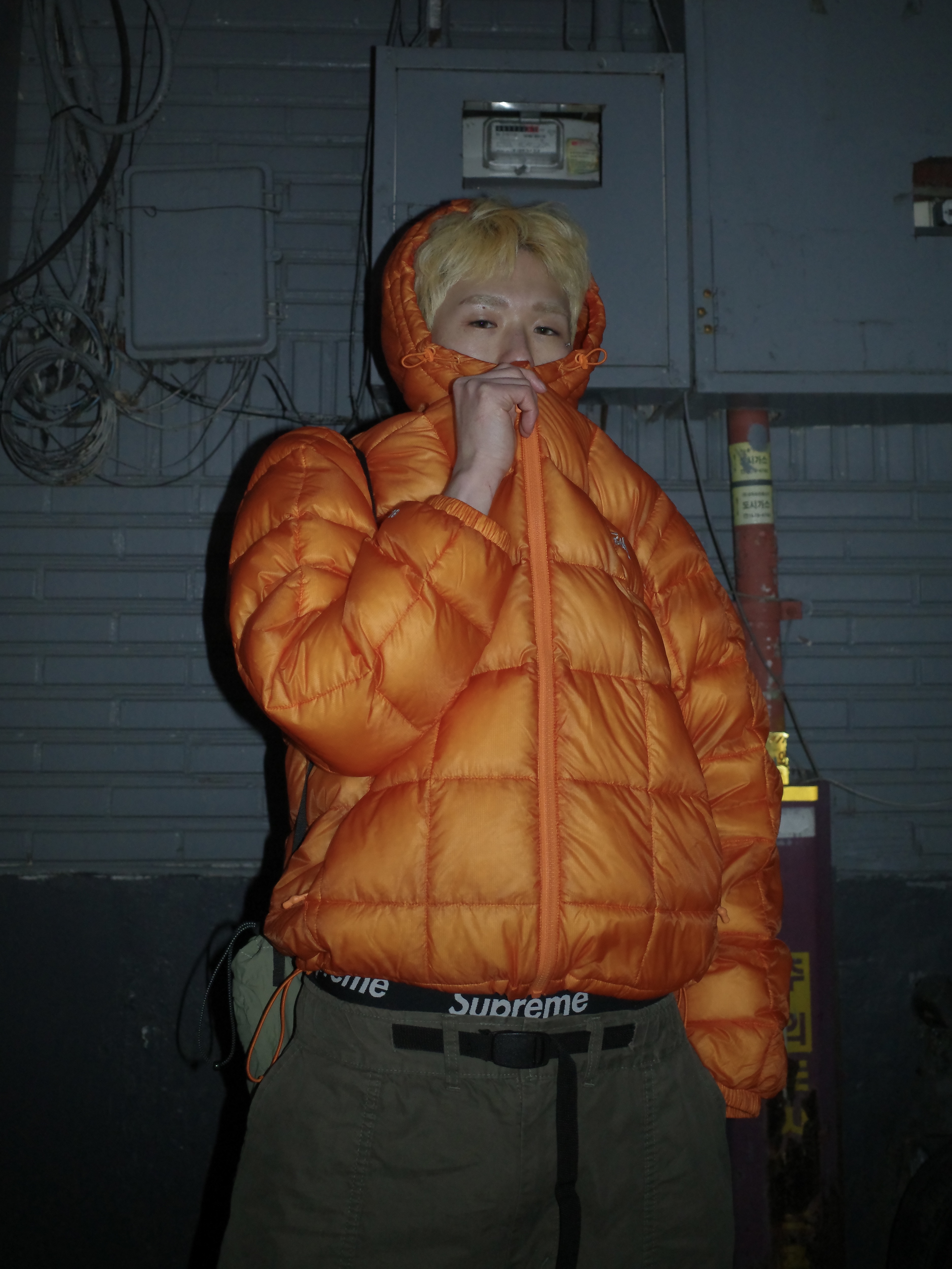 Stussy Midweight Hooded Puffer Orange, Asics x Vivienne Westwood Gel-Kayano 27 LTX Black 착용 스타일 - 4