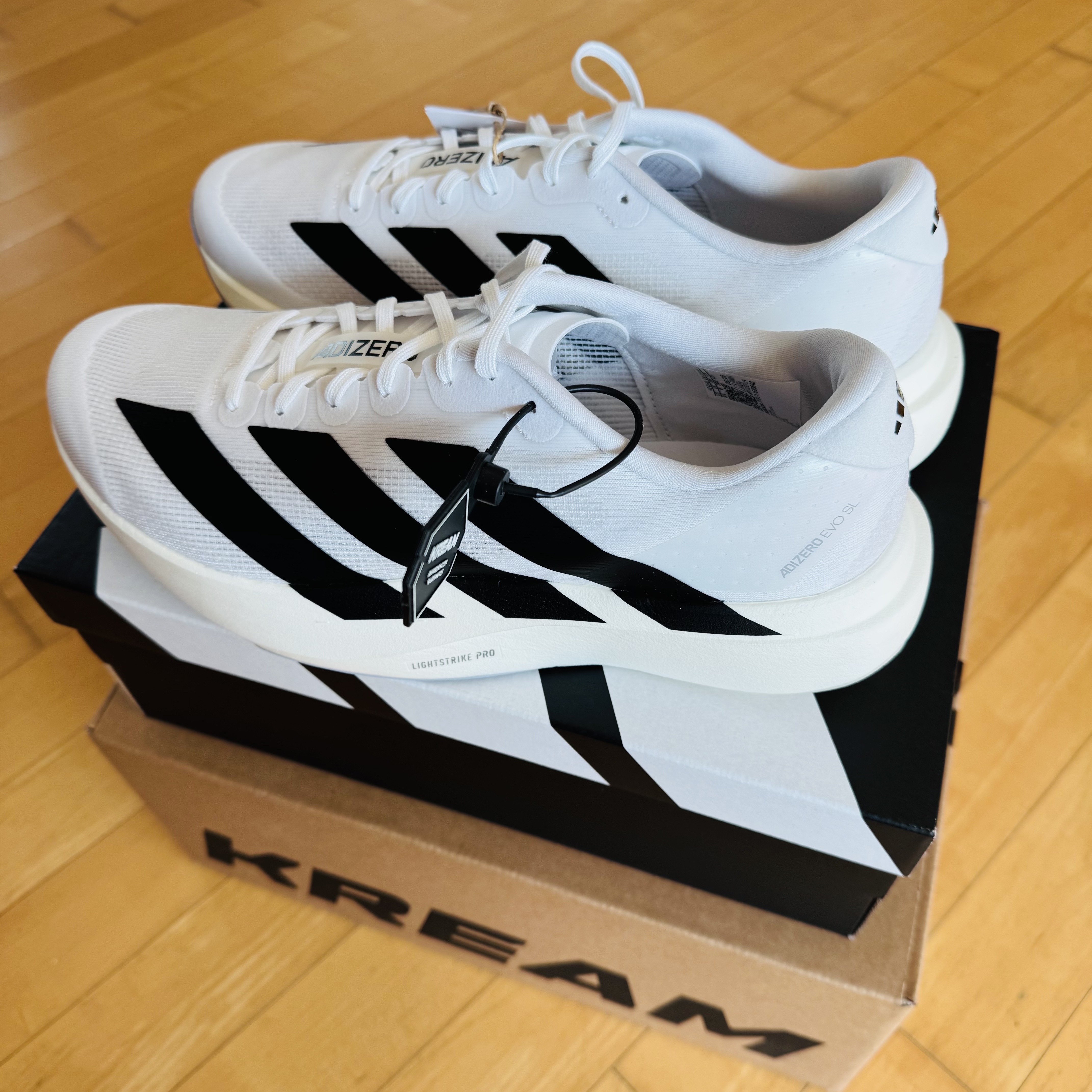 Adidas Adizero EVO SL Cloud White Core Black 착용 스타일