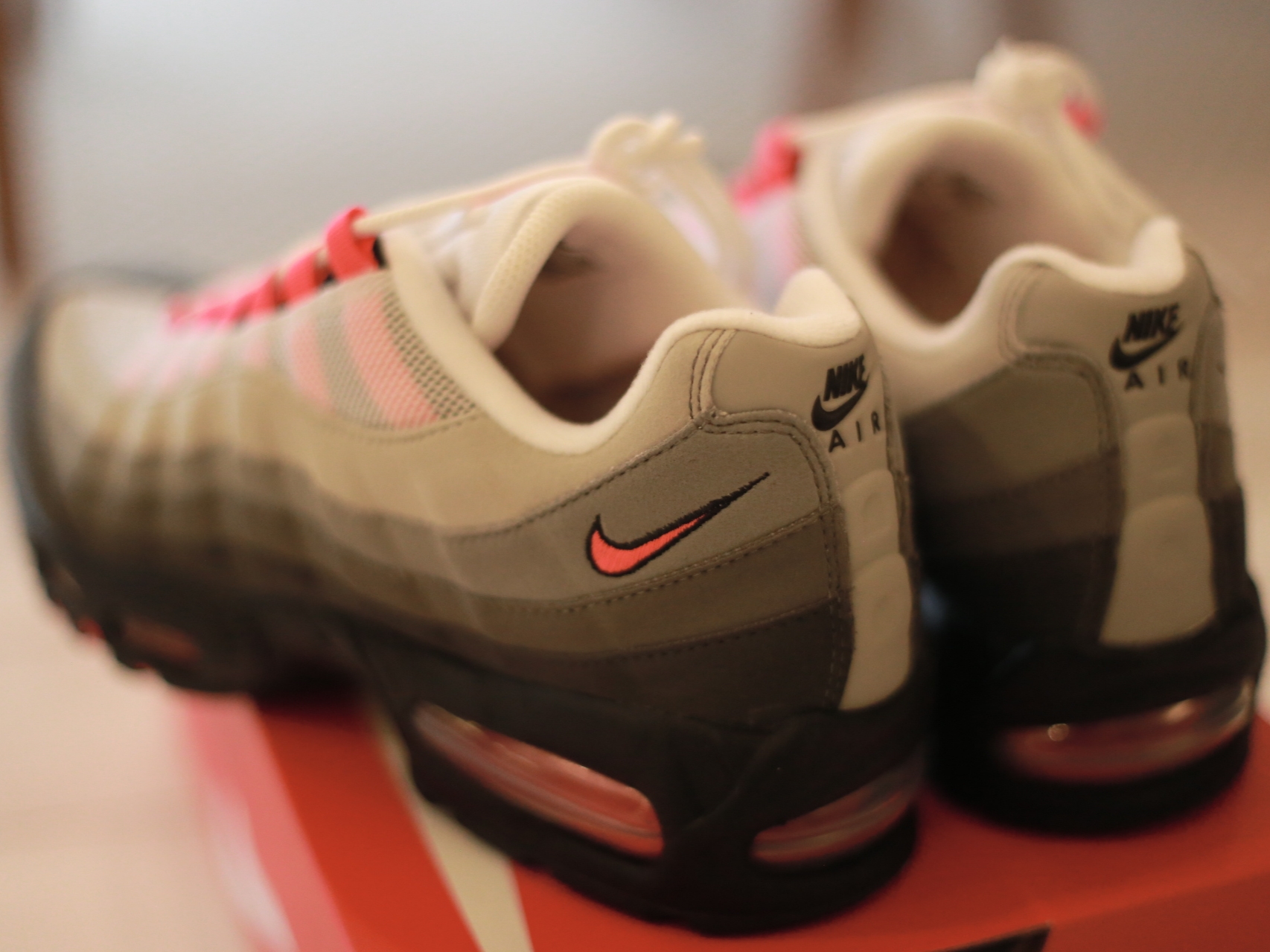 Nike Air Max 95 OG Medium Ash and Solar Red 착용 스타일 - 3