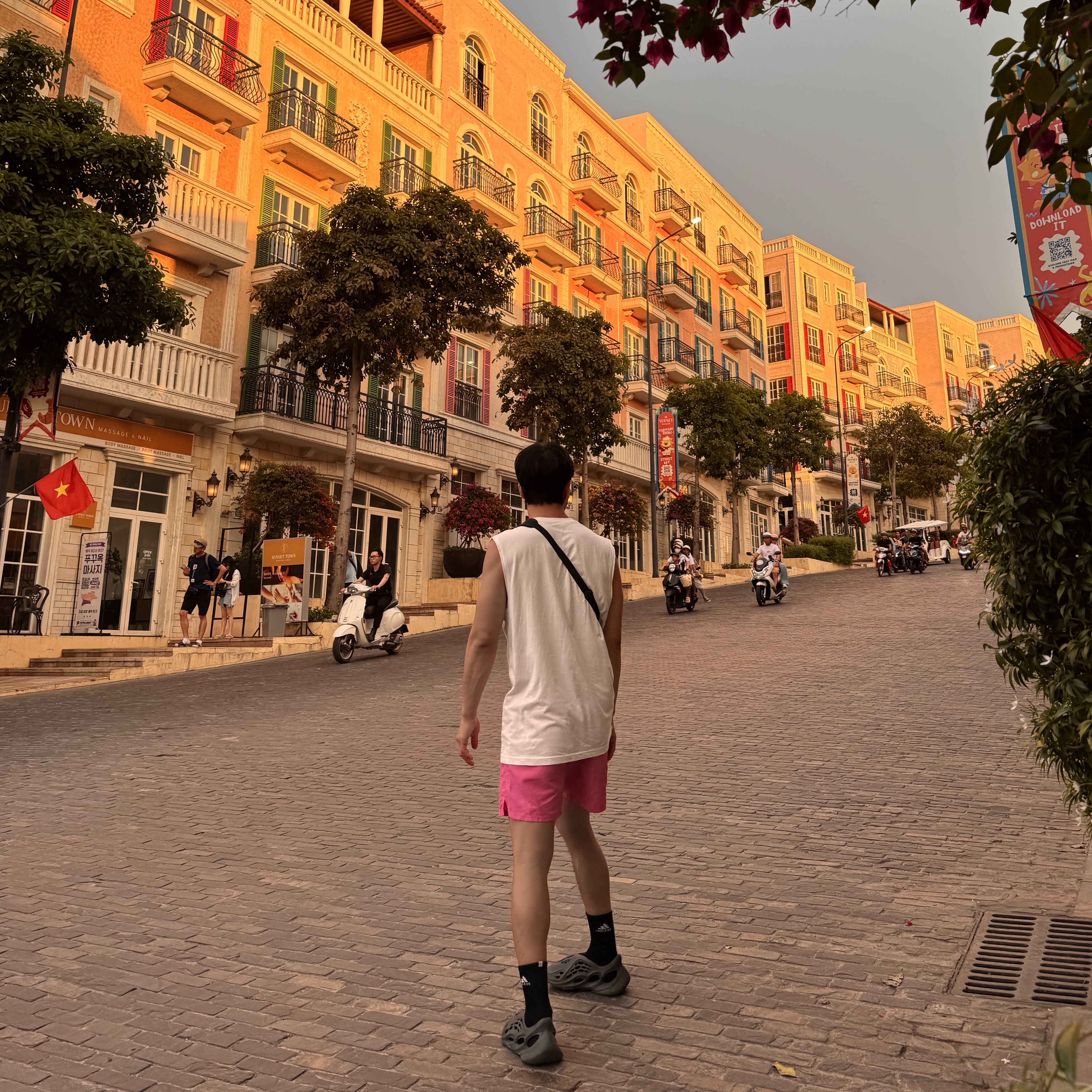 Adidas Yeezy Foam RNNR Carbon 착용 스타일 - 2