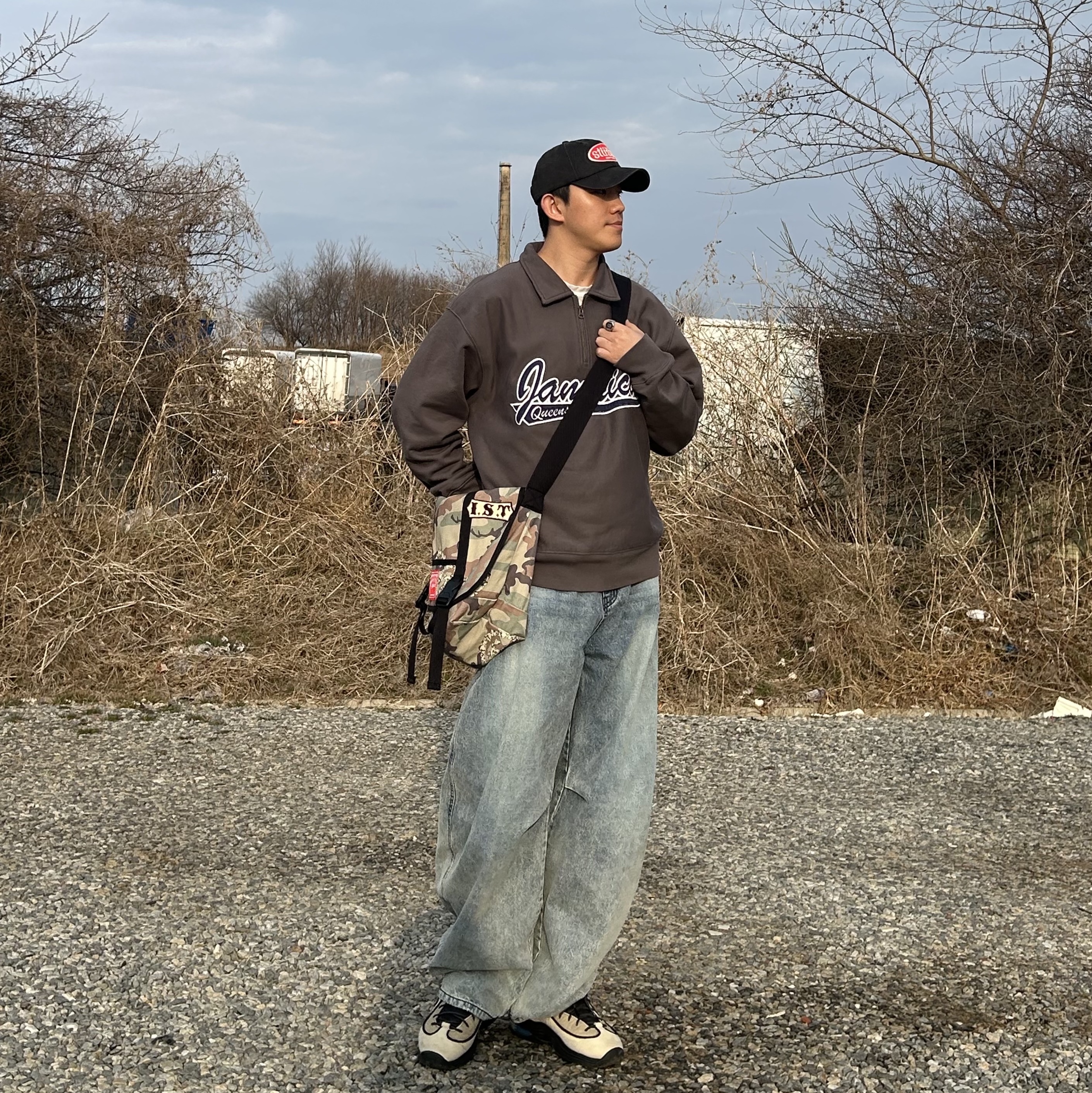 Stussy x Denim Tears Half Zip Fleece Charcoal, Stussy x Denim Tears Messenger Bag Camo 착용 스타일 - 3