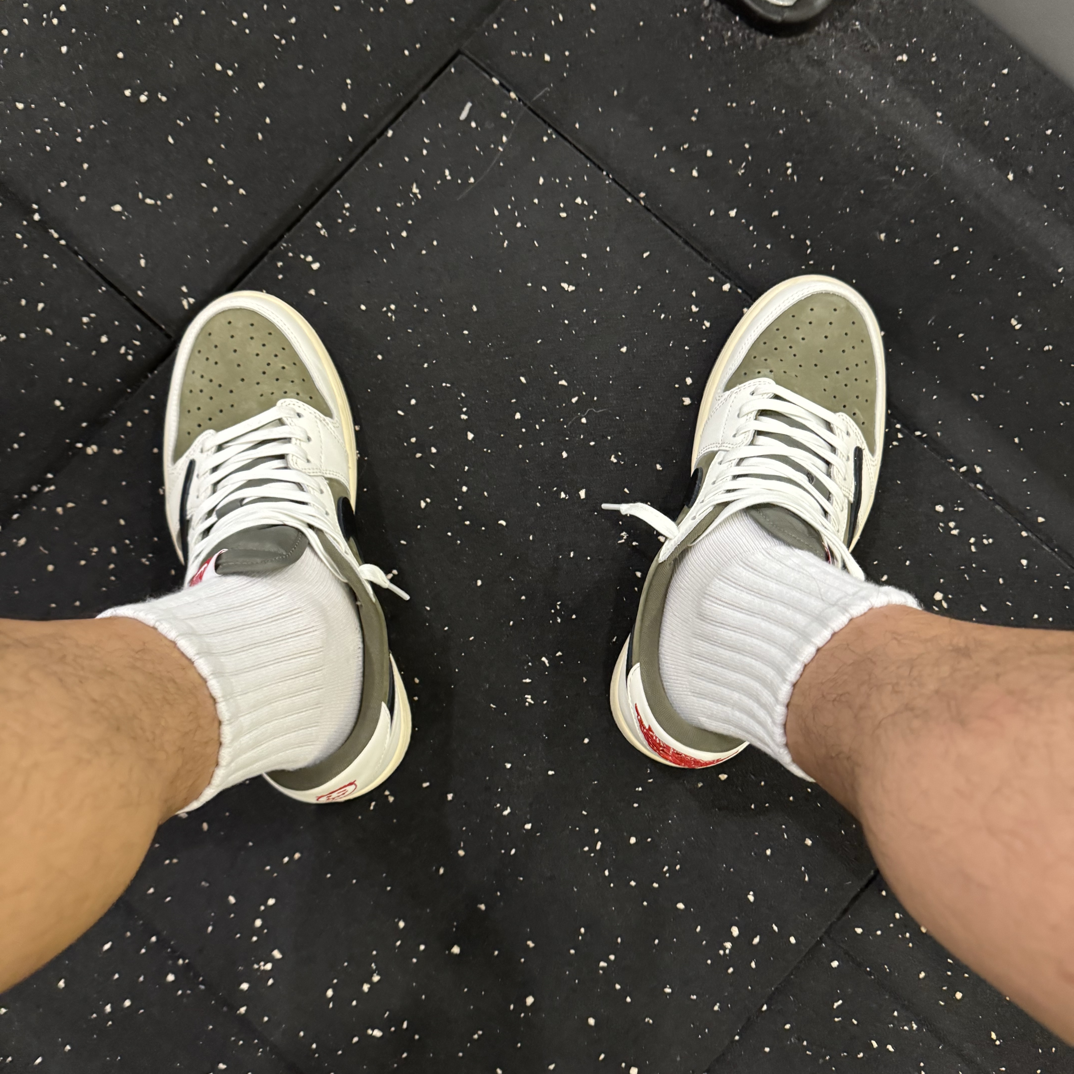 Jordan 1 x Travis Scott Retro Low OG SP Reverse Olive 착용 스타일