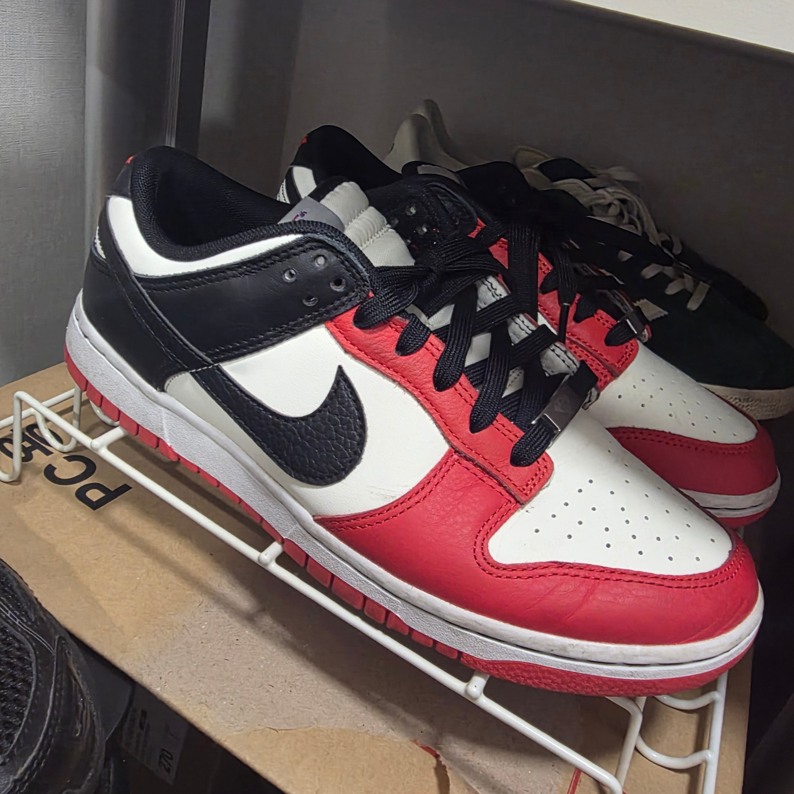 Nike x NBA Dunk Low Retro EMB Black and Chile Red 착용 스타일