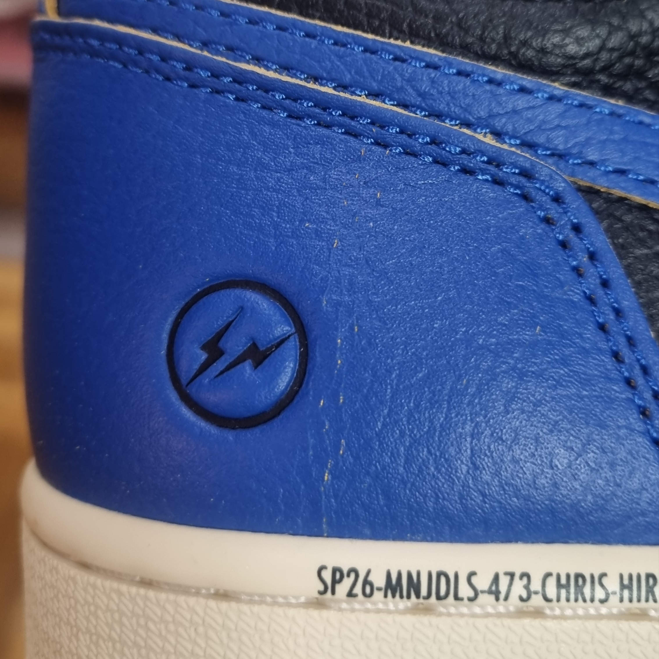Jordan 1 x Fragment x Union LA Black and Varsity Red, Jordan 1 x Fragment x Union LA Retro High OG SP Black Navy μ°©μ© μ€νμΌ - 1