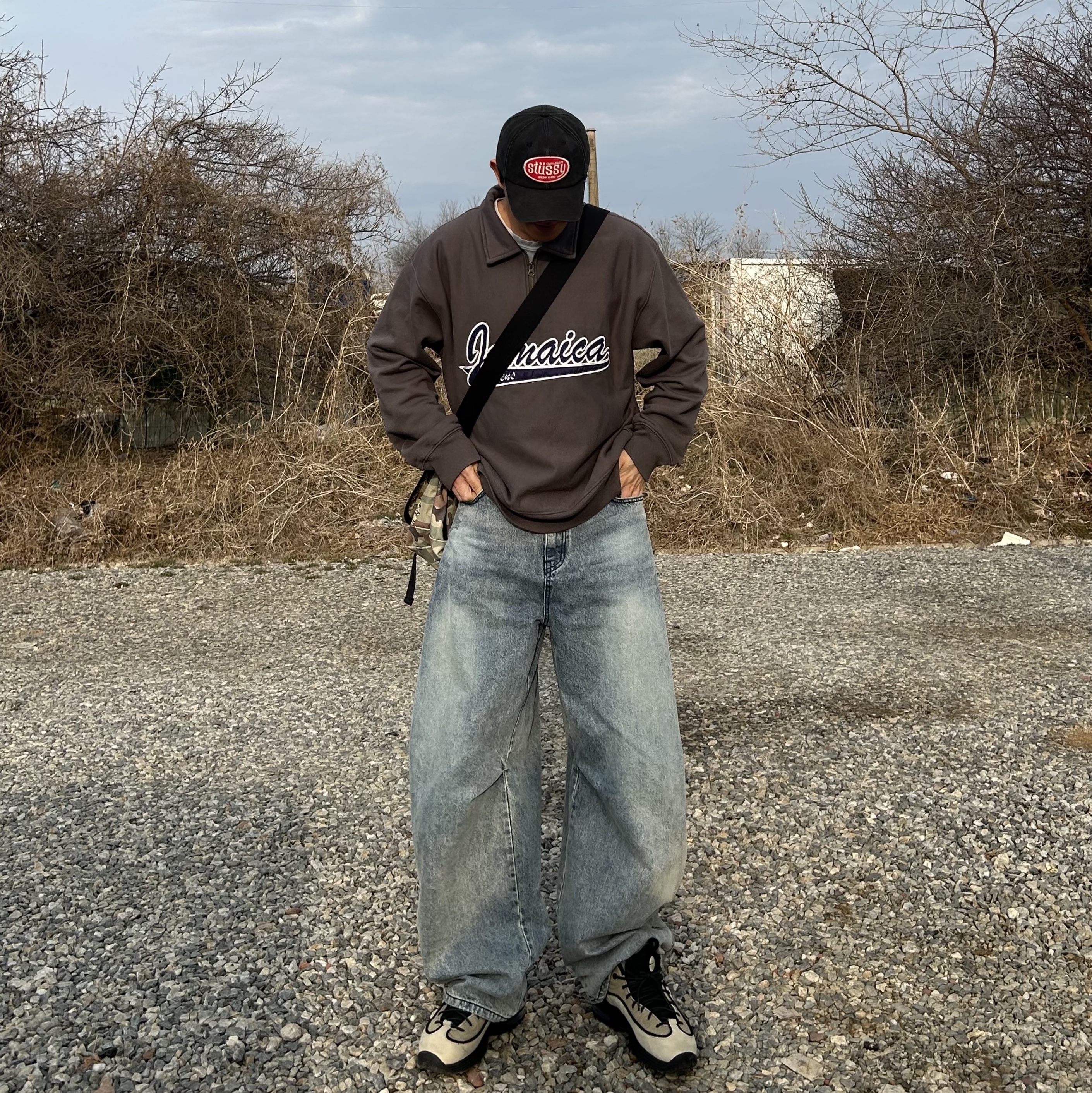 Stussy x Denim Tears Half Zip Fleece Charcoal, Stussy x Denim Tears Messenger Bag Camo 착용 스타일 - 1