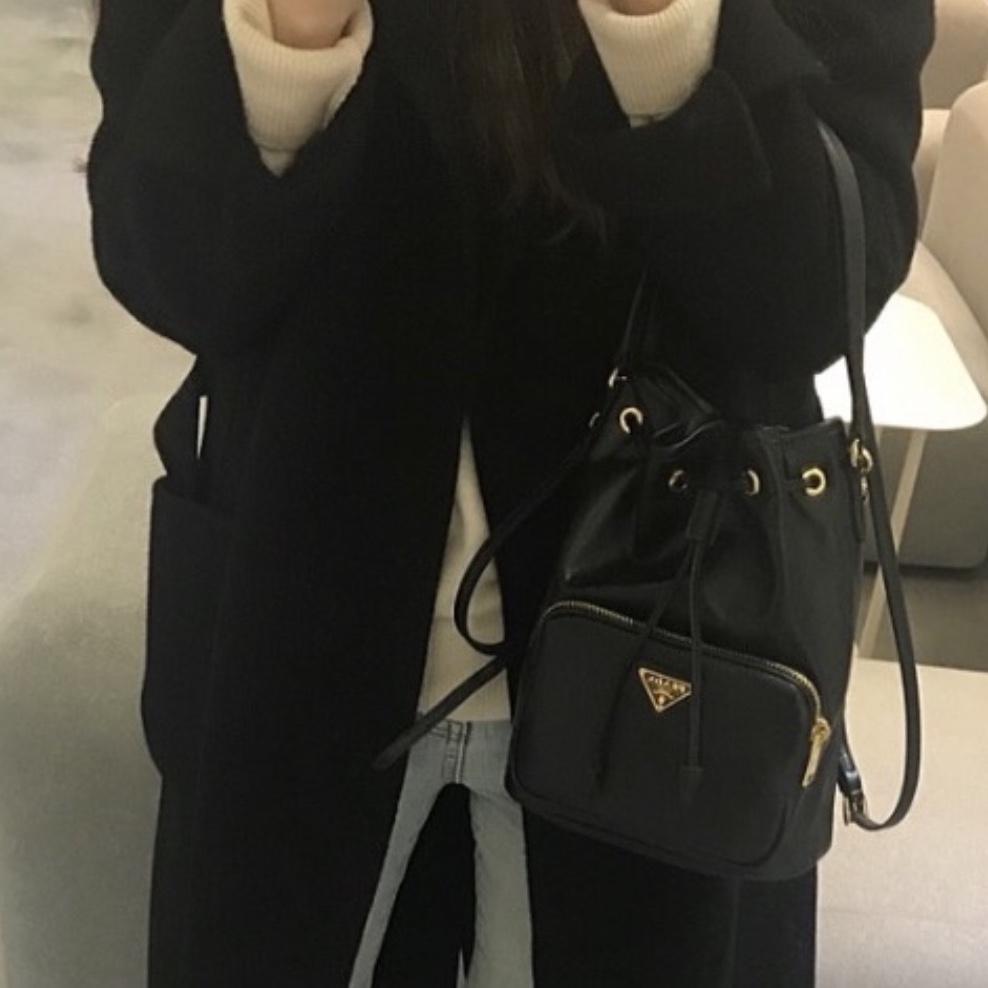 Prada Duet Leather Bucket Bag Black 착용 스타일