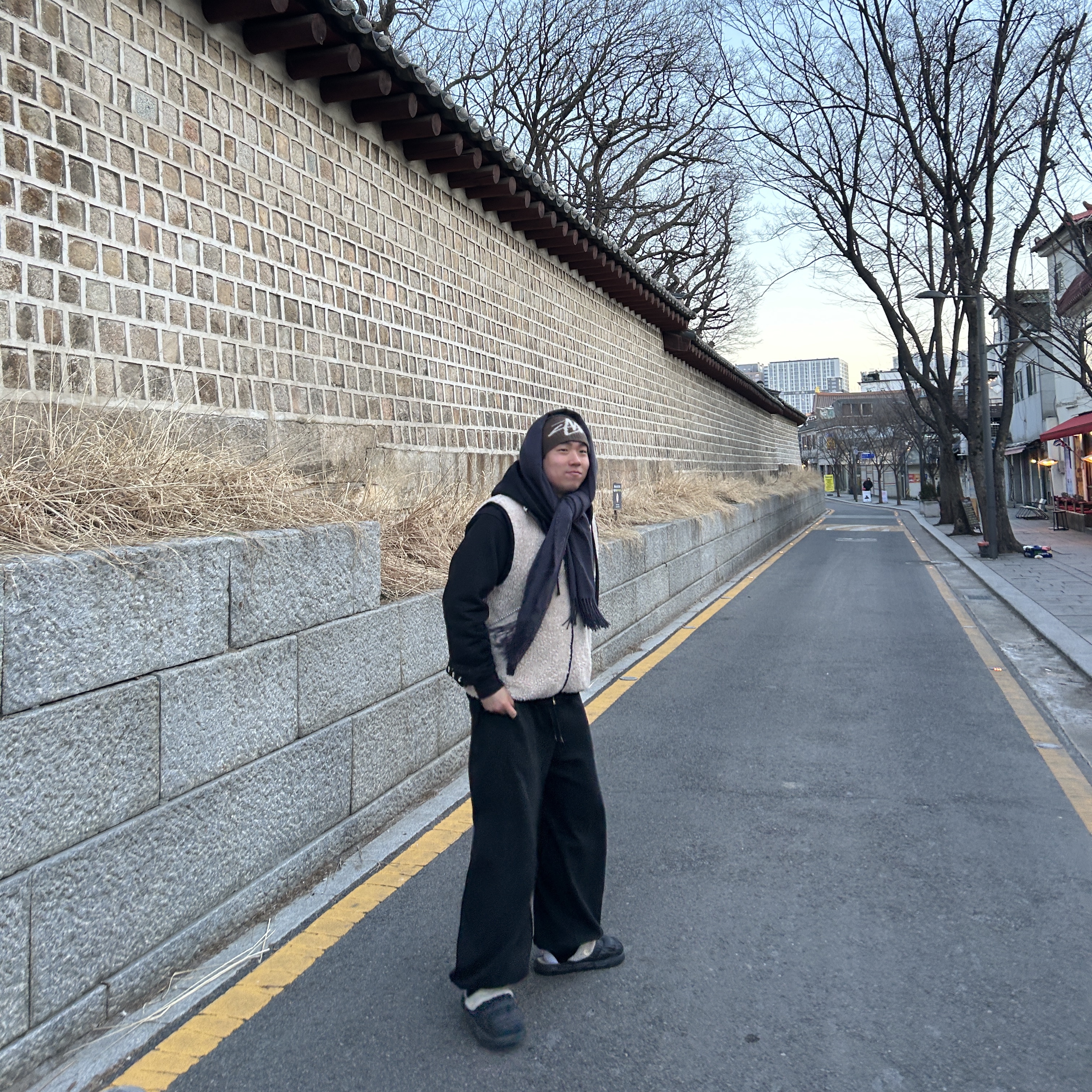 Stussy Sherpa Reversible Vest Beige, Stussy Brushed Out Stock Skullcap Beanie Brown 착용 스타일 - 2