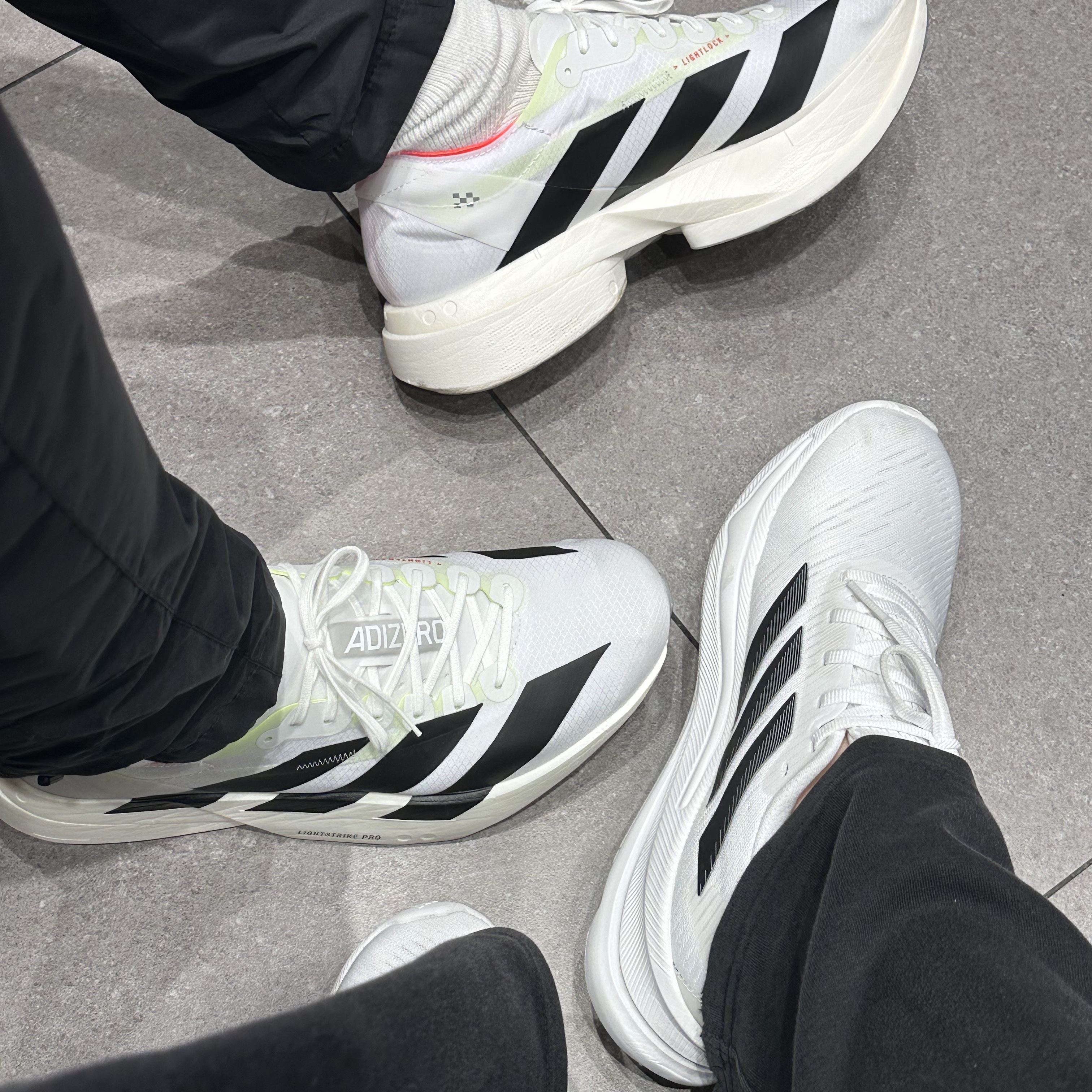 Adidas Adizero Adios Pro 4 Cloud White Core Black, Adidas Supernova Ease Cloud White Dash Grey 착용 스타일 - 1