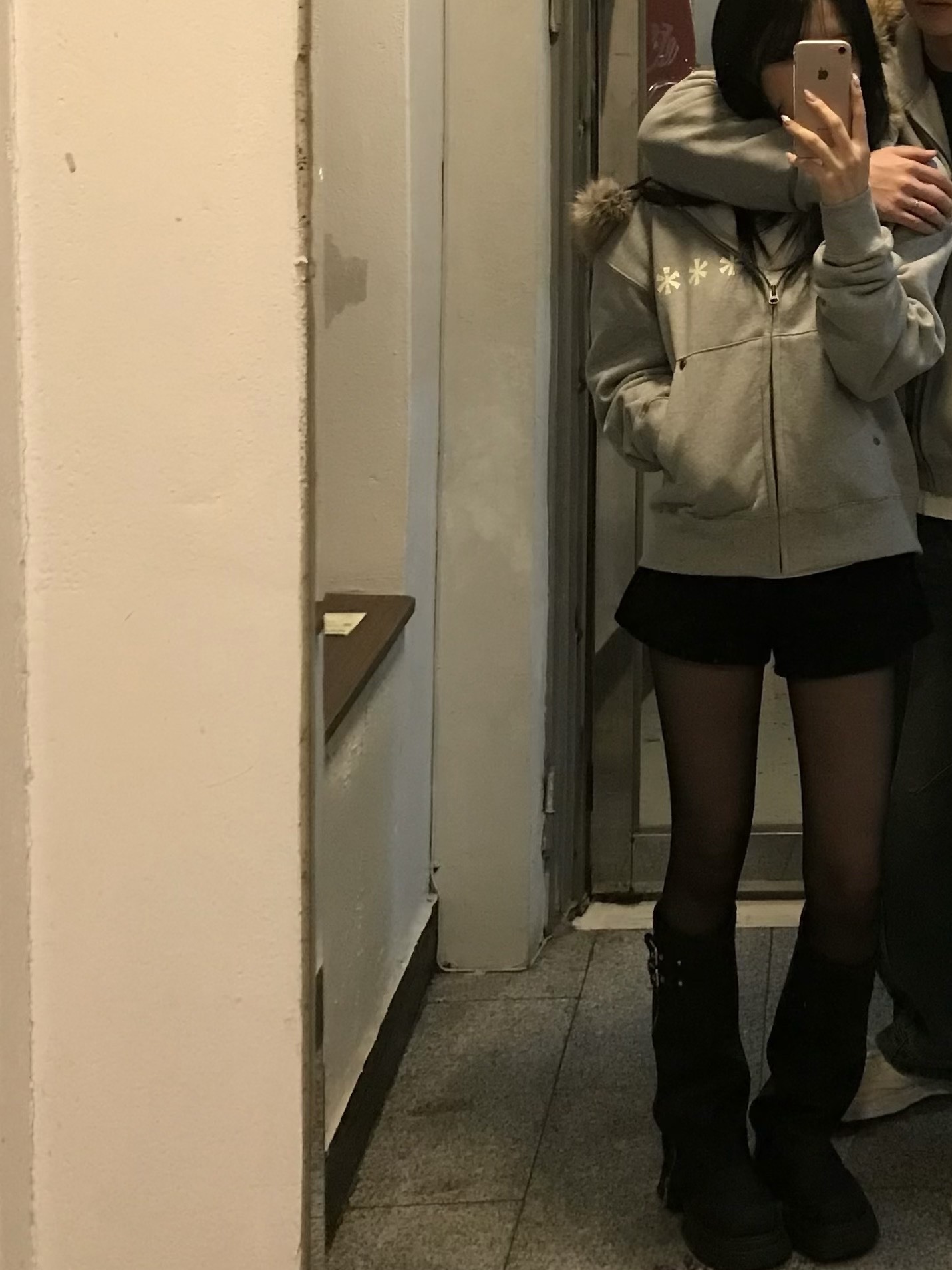 AMOU Fur Hoodie Zip Up Gray 착용 스타일 - 2