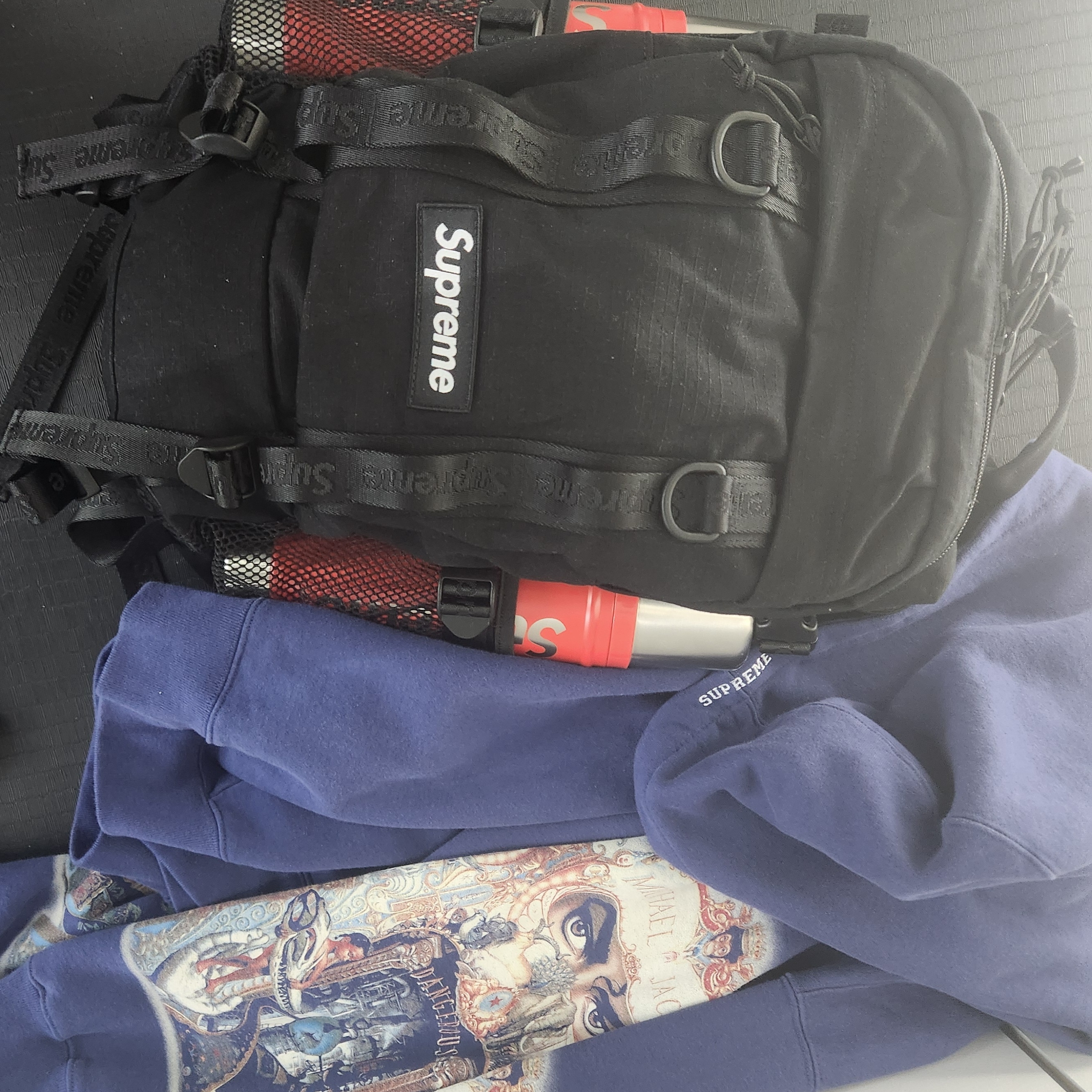 Supreme Backpack Black - 26SS, Stanley x Supreme 20 oz. Vacuum Insulated Bottle Red - 19FW 착용 스타일 - 1