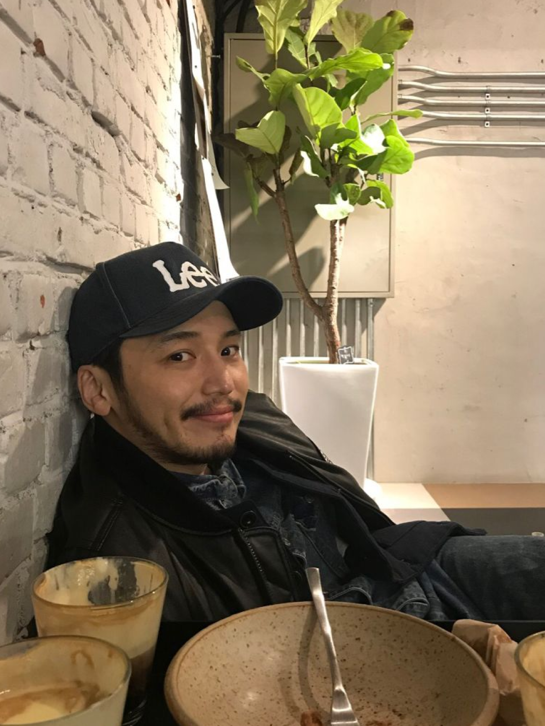 Stussy Leather Garage Jacket Black, Emis New Logo Emis Cap Black 착용 스타일 - 3