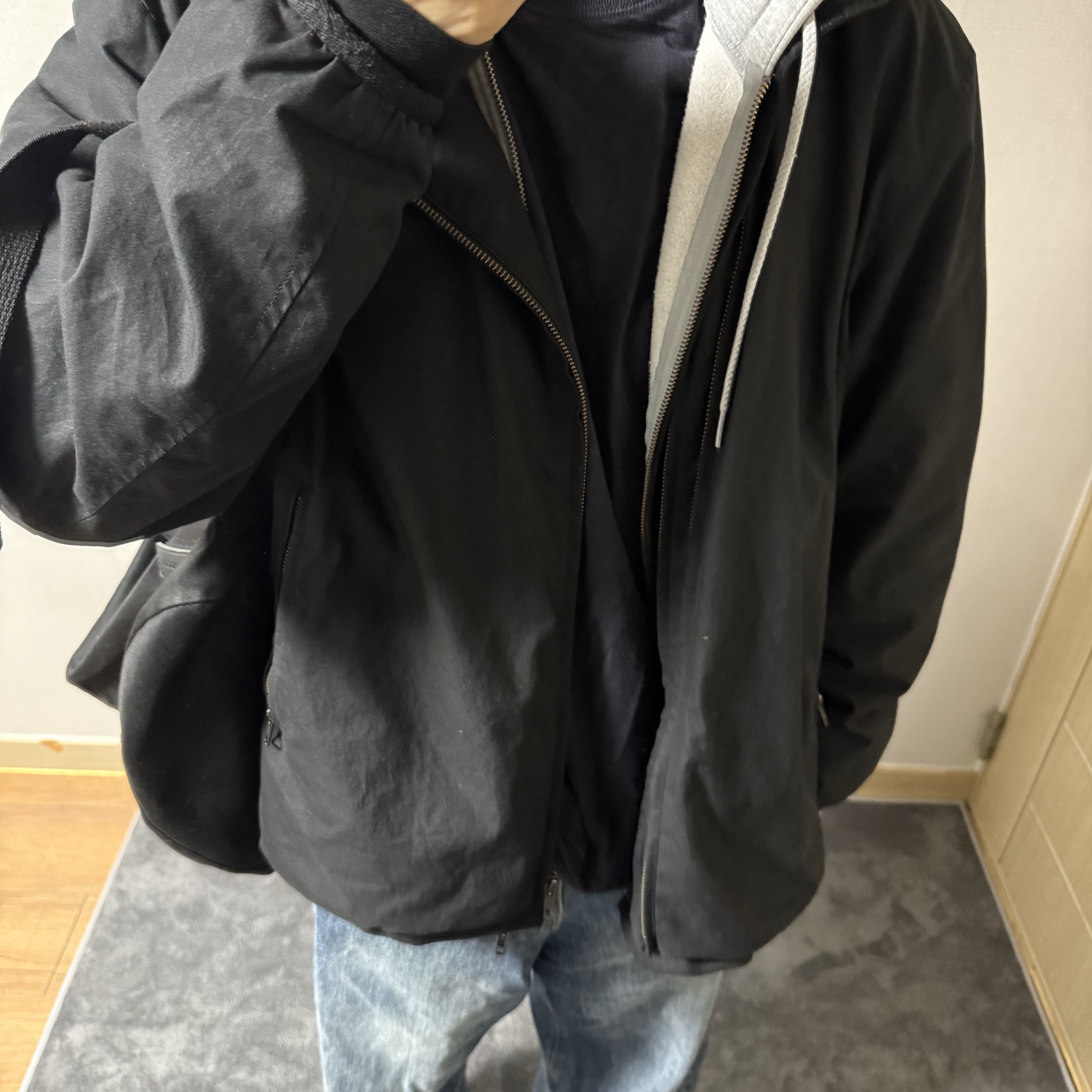 Hatchingroom Wide Curve Jeans Washed Blue, Hatchingroom Mono Jacket Black 착용 스타일 - 1