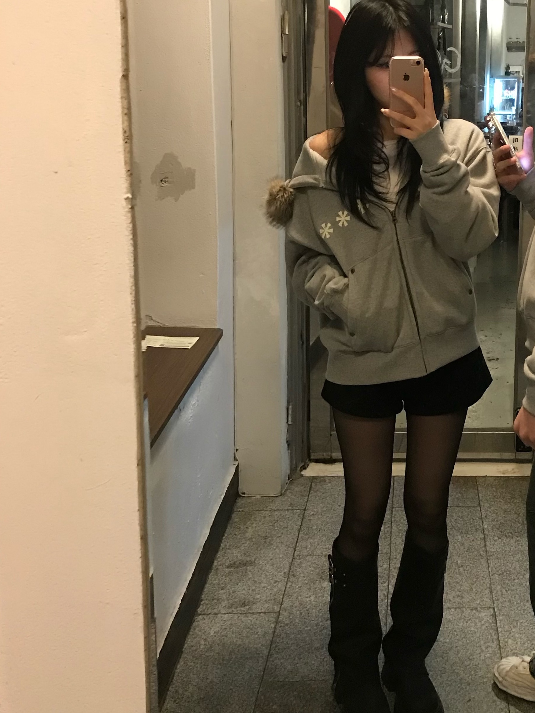 AMOU Fur Hoodie Zip Up Gray 착용 스타일 - 1