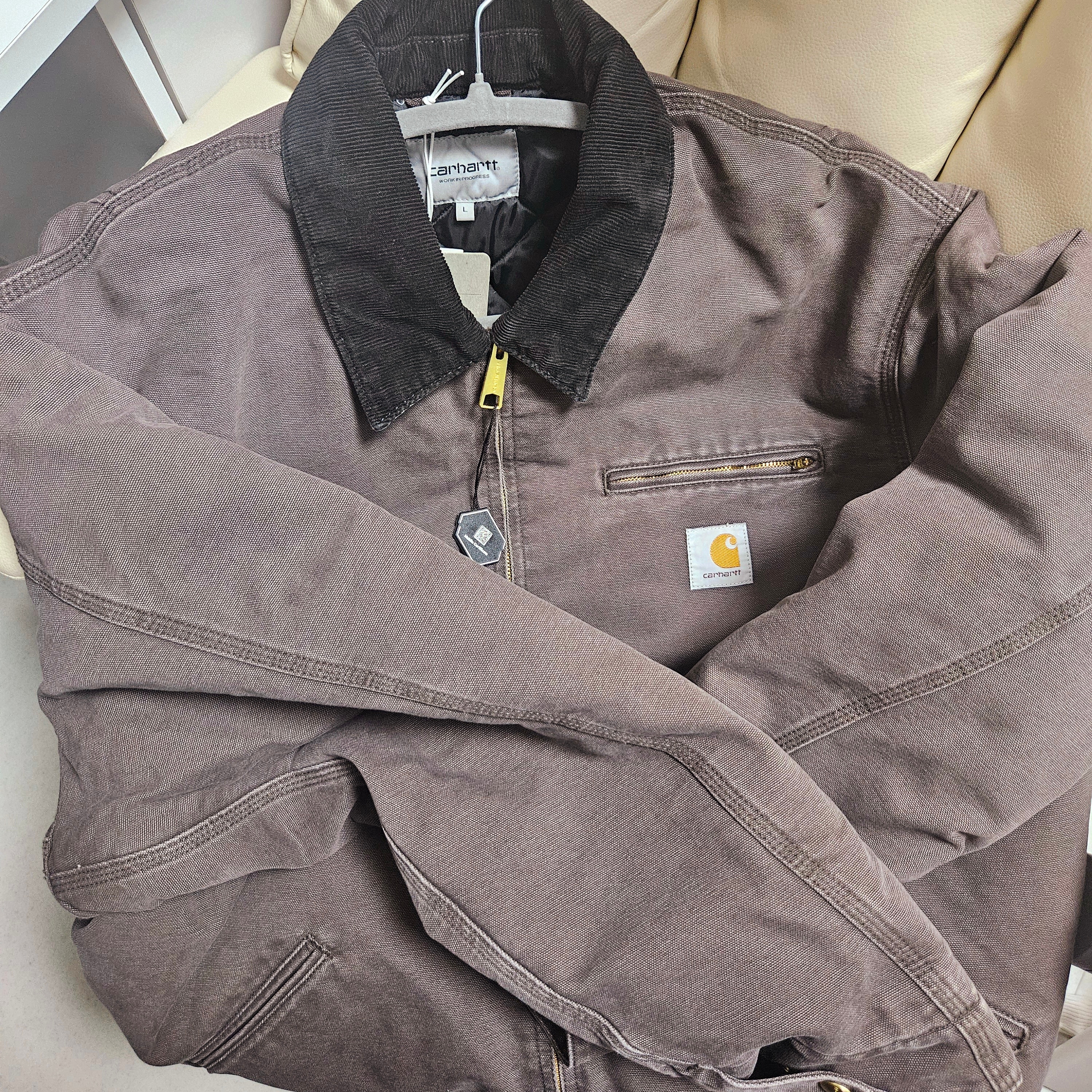 Carhartt WIP OG Detroit Jacket Tobacco Black 착용 스타일