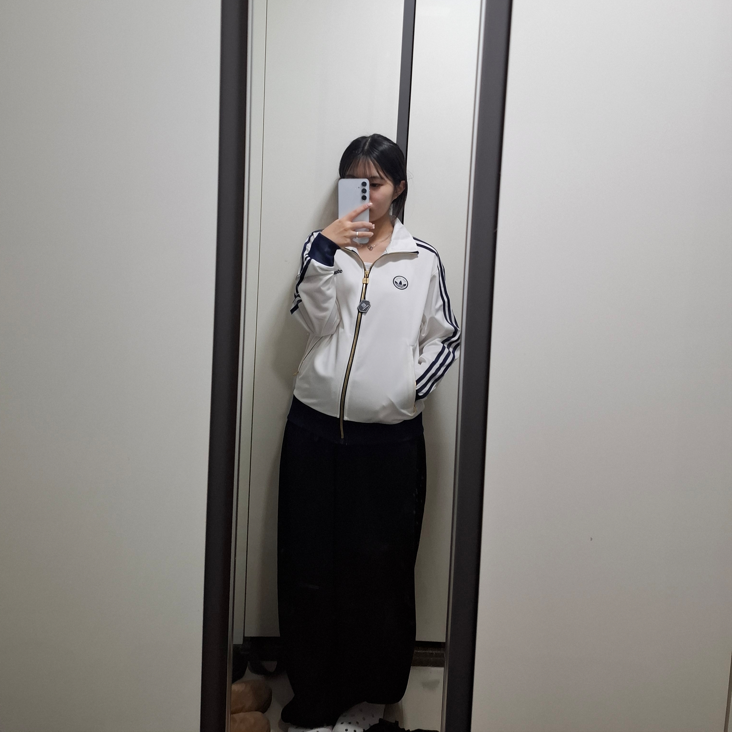 (W) Adidas Firebird Badge Track Top Cloud White - KR Sizing 착용 스타일 - 1