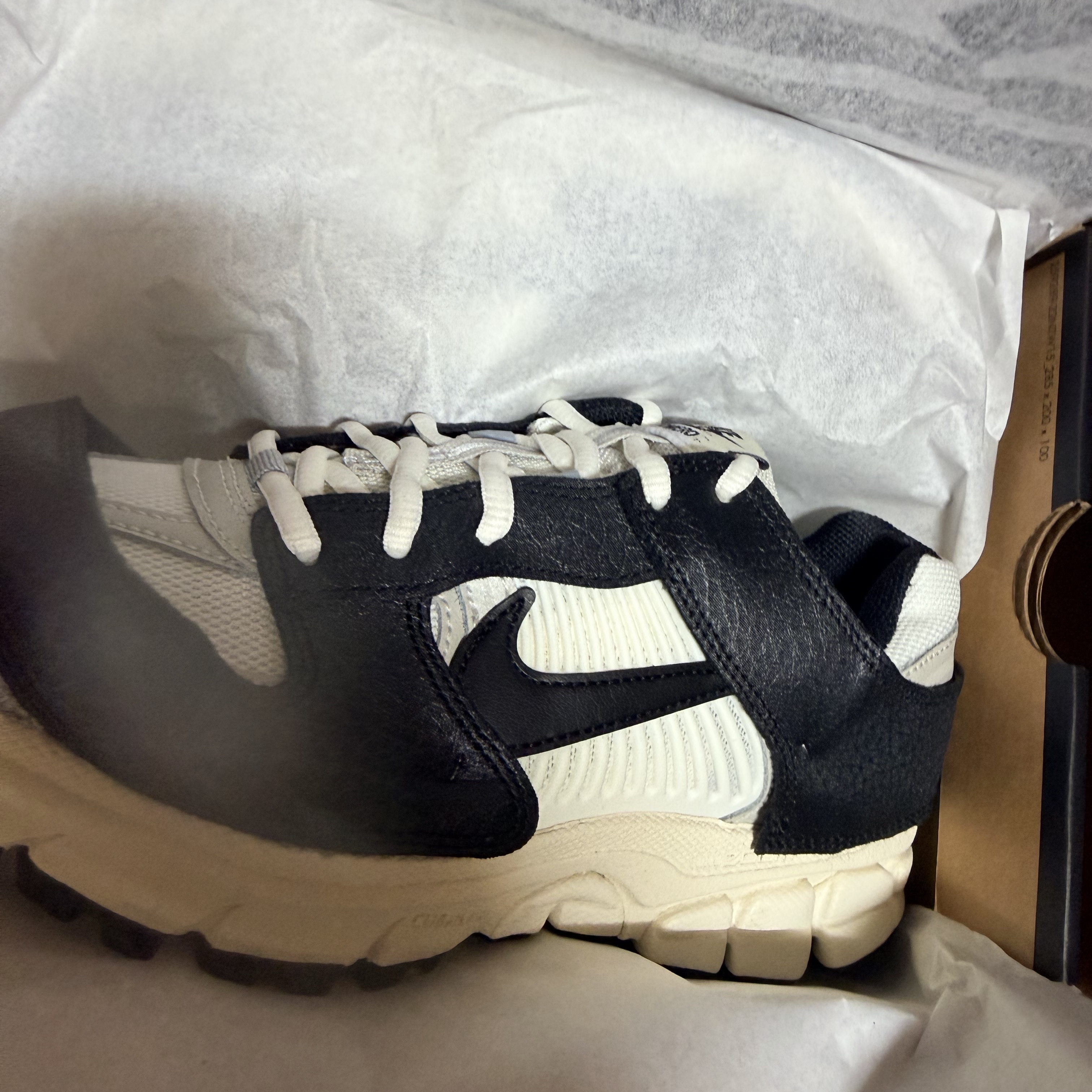 (W) Nike Zoom Vomero 5 Wolf Grey and Black 착용 스타일