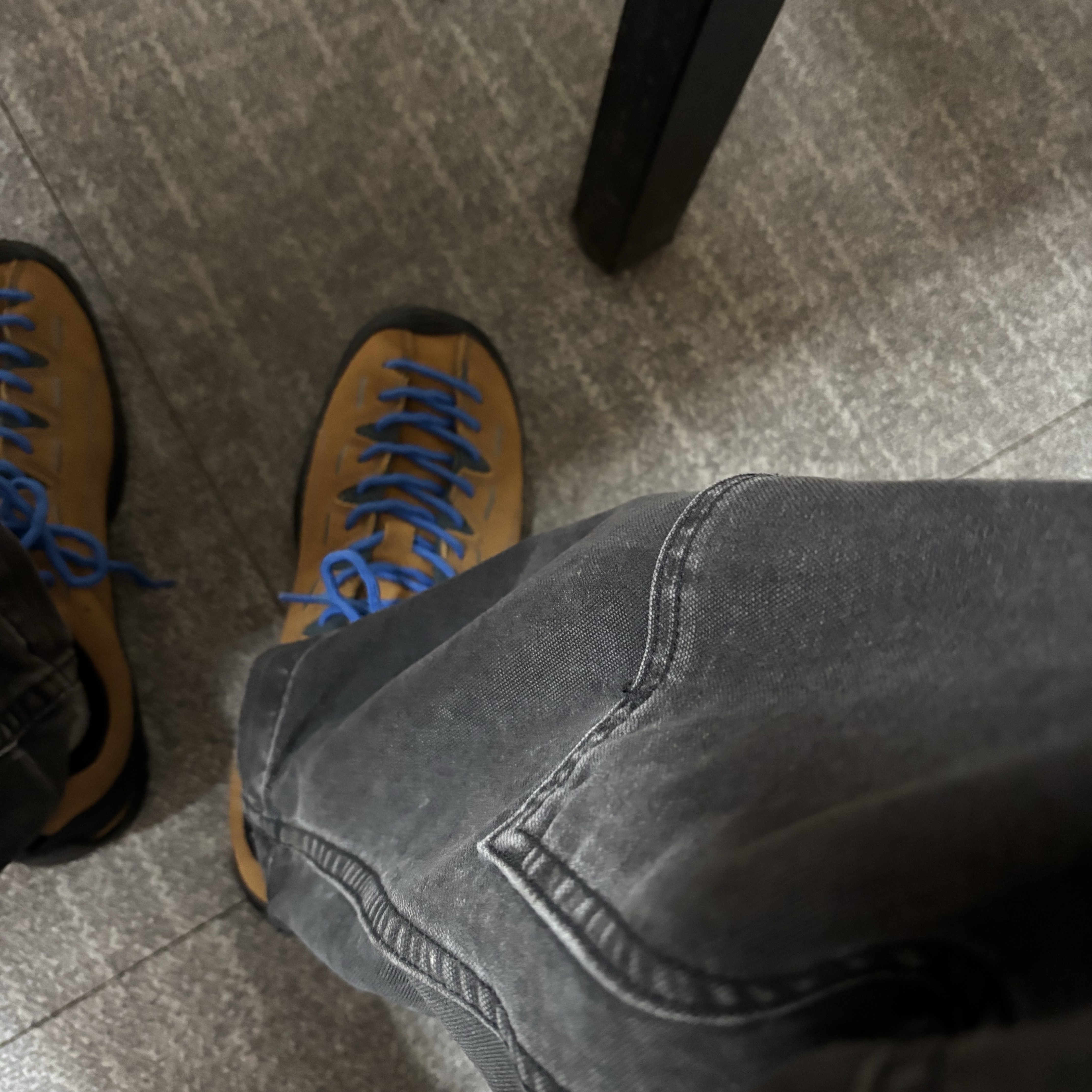 Keen Jasper Suede Sneakers Camel 착용 스타일