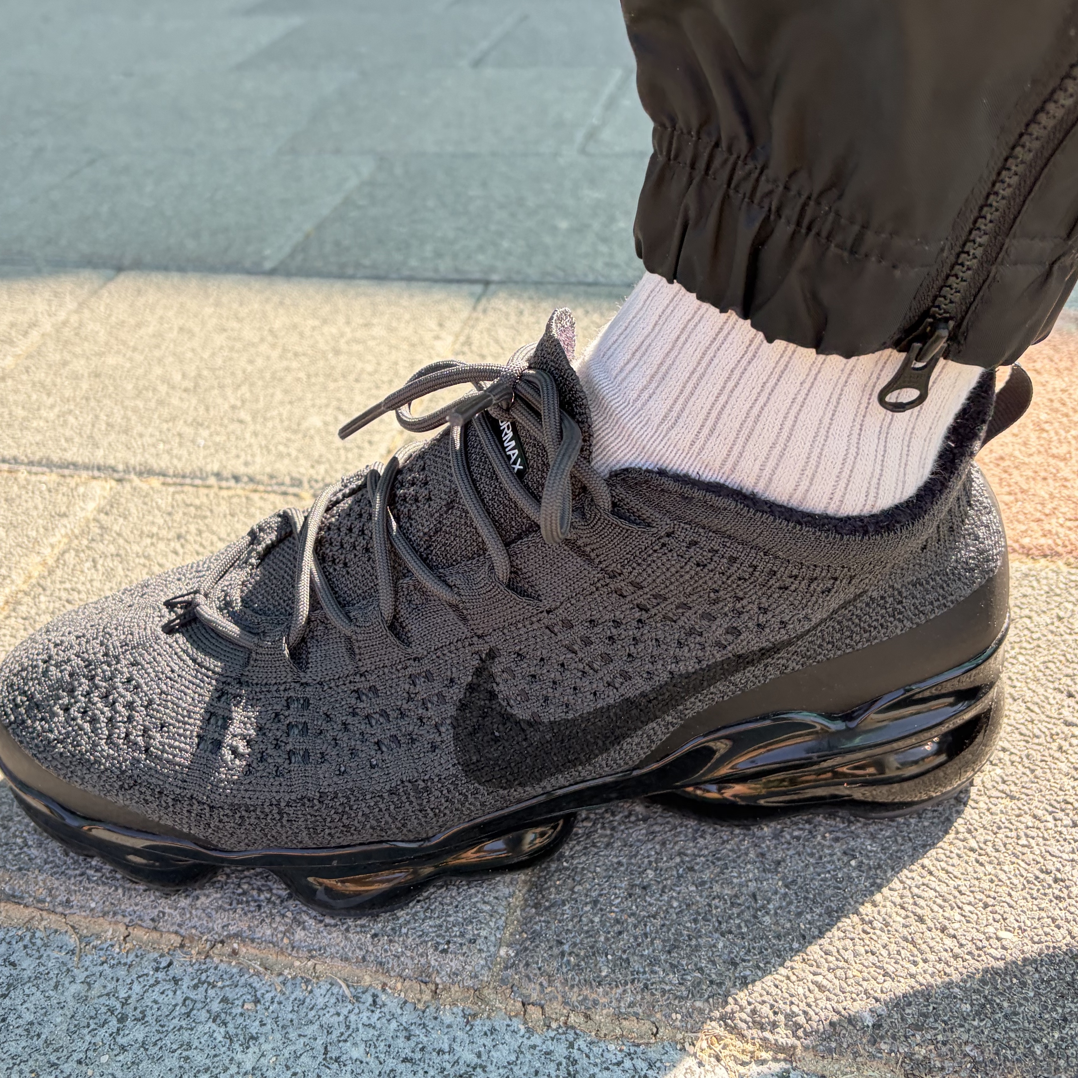 Nike Air Vapormax 2023 Flyknit Anthracite Black 착용 스타일 - 2