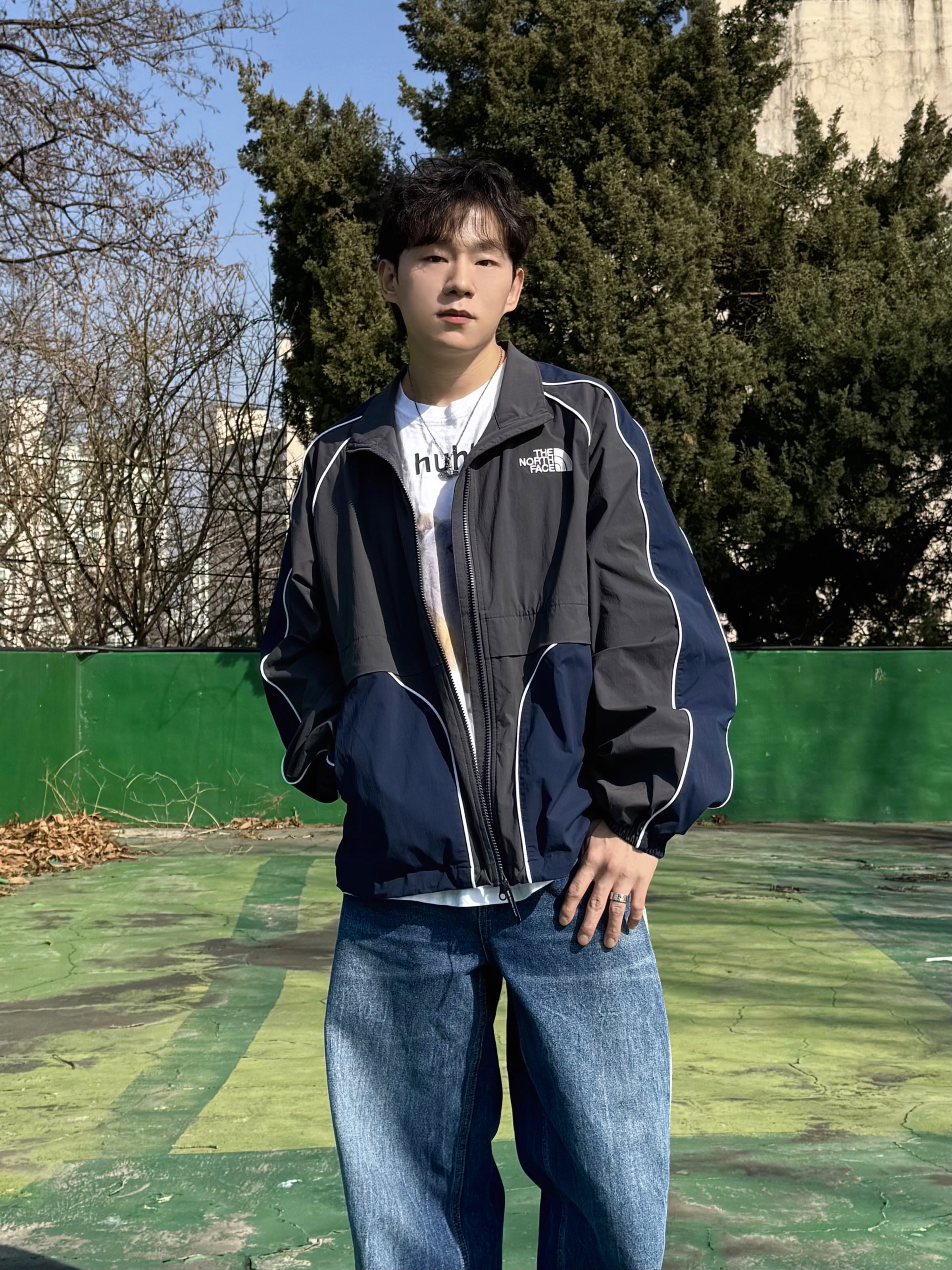 The North Face White Label Brio Jacket Dark Charcoal, Suade Huh Tee White 착용 스타일 - 5