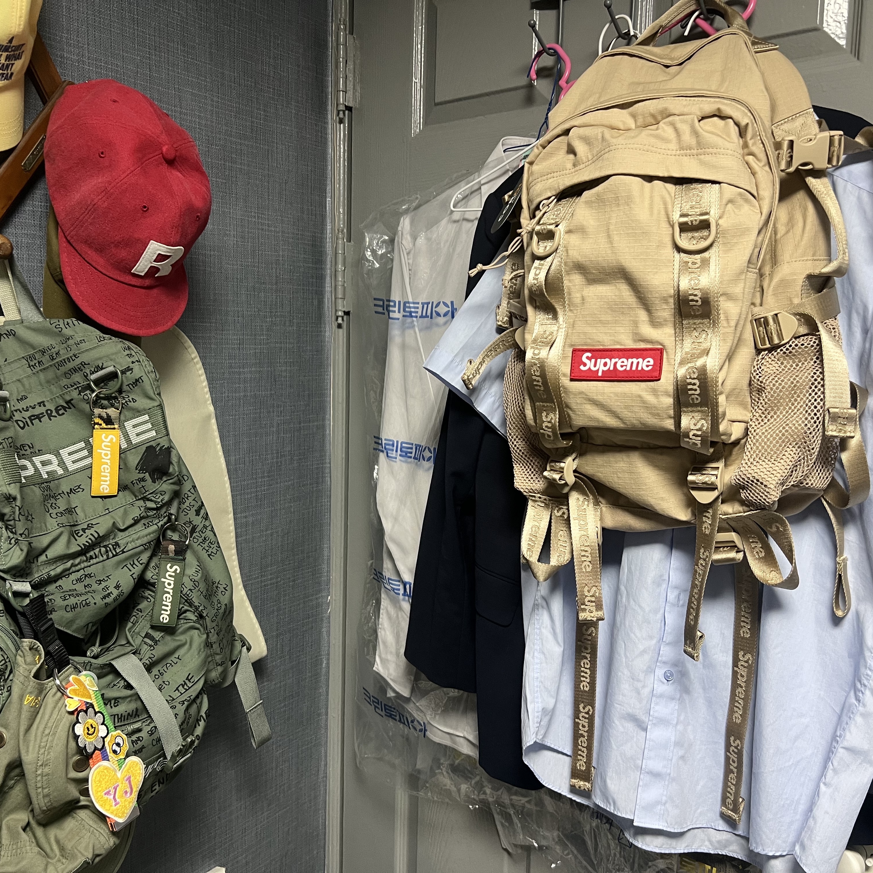 Supreme Backpack Tan - 26SS, Supreme Webbing Keychain Green Camo - 23SS 착용 스타일 - 1