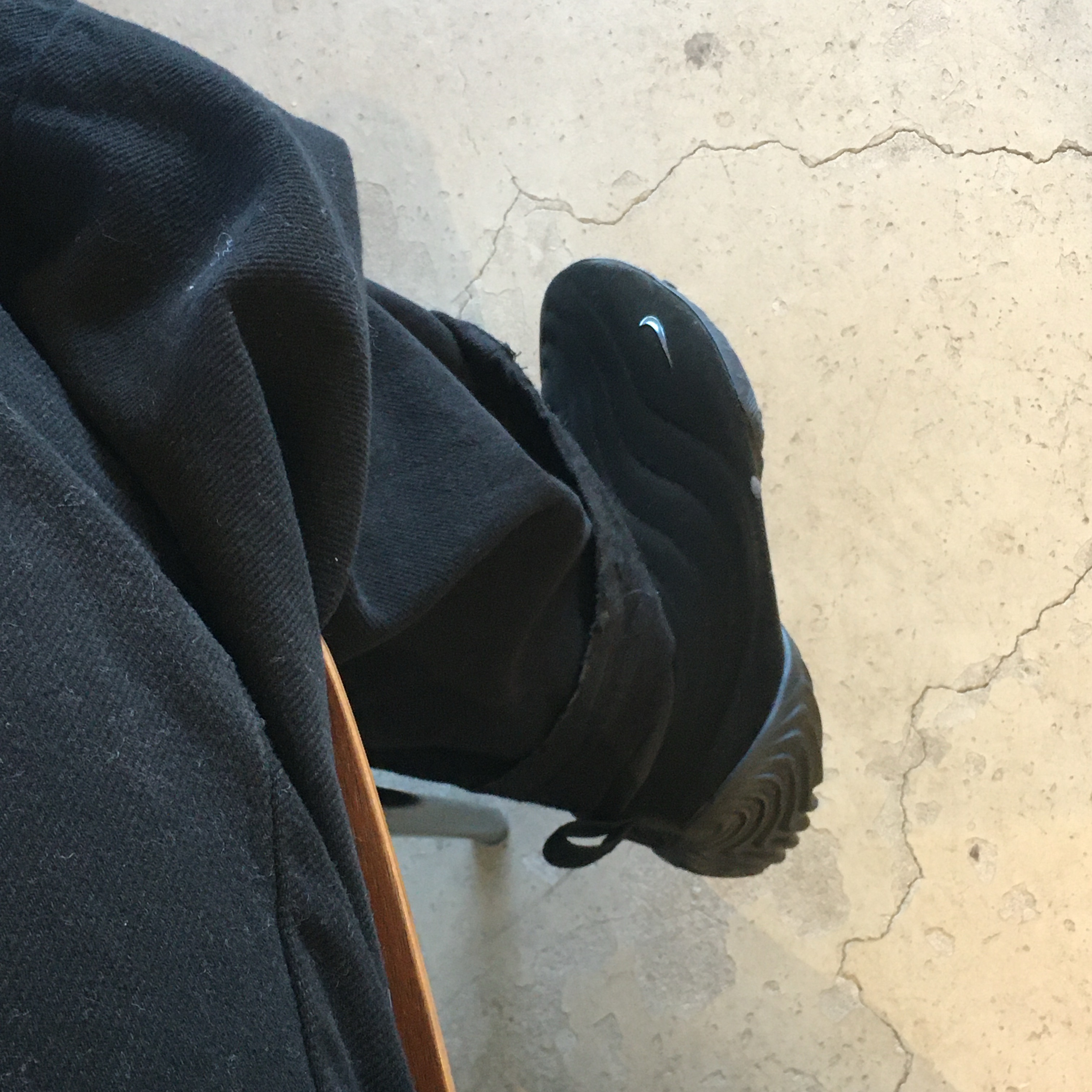 (W) Nike Astra Ultra Triple Black 착용 스타일 - 1