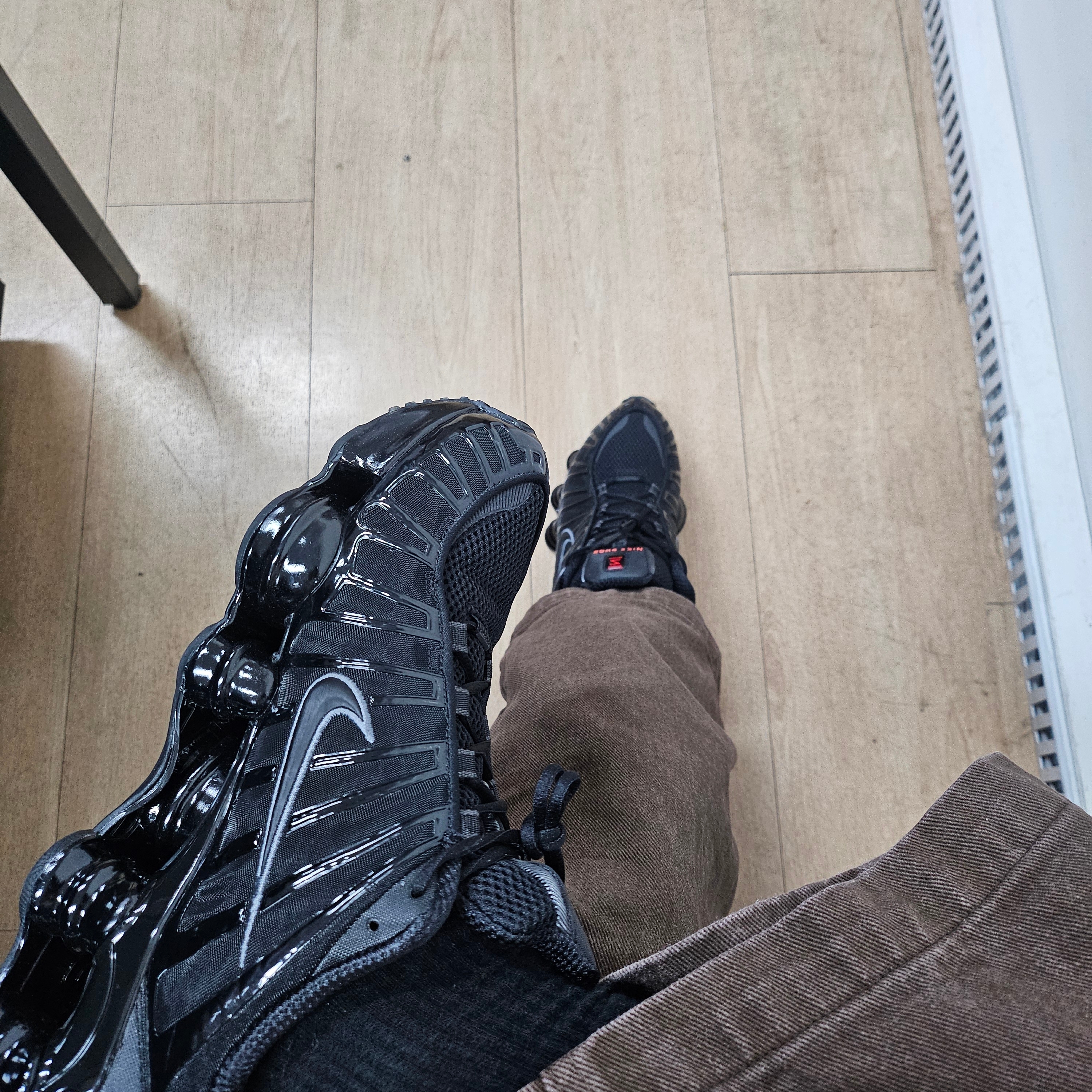 Nike Shox TL Black Metallic Hematite 착용 스타일