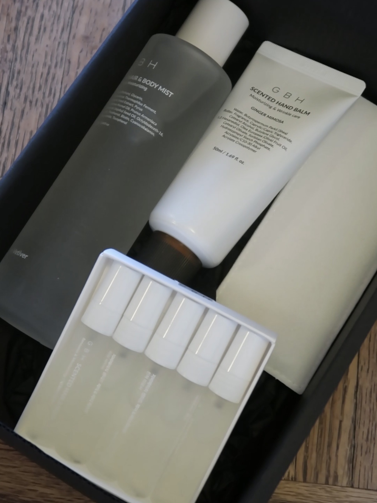 [KREAM 단독] GBH COSMETIC SCENTED HAIR & BODY MIST & HAIR COMB SET 착용 스타일 - 5