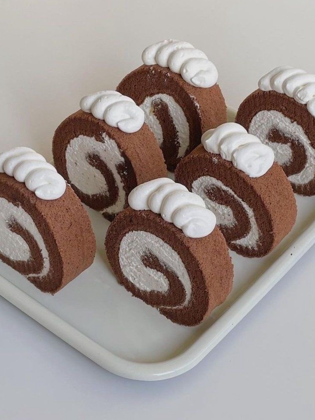 [KREAM 단독] tongtonge Dubai Style Chocolate Roll Cake 착용 스타일 - 3