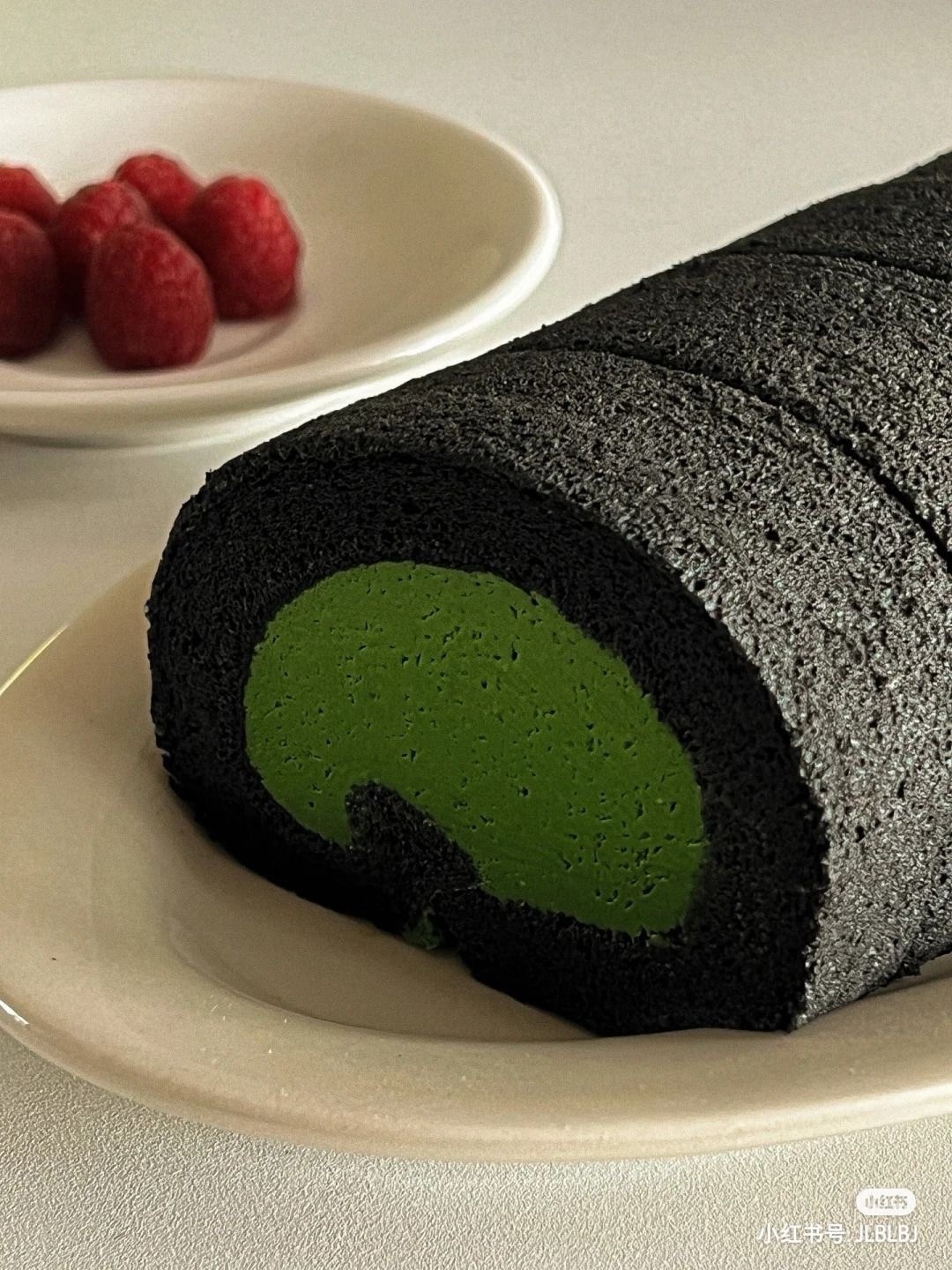 [KREAM 단독] tongtonge Dubai Style Chocolate Roll Cake 착용 스타일 - 5