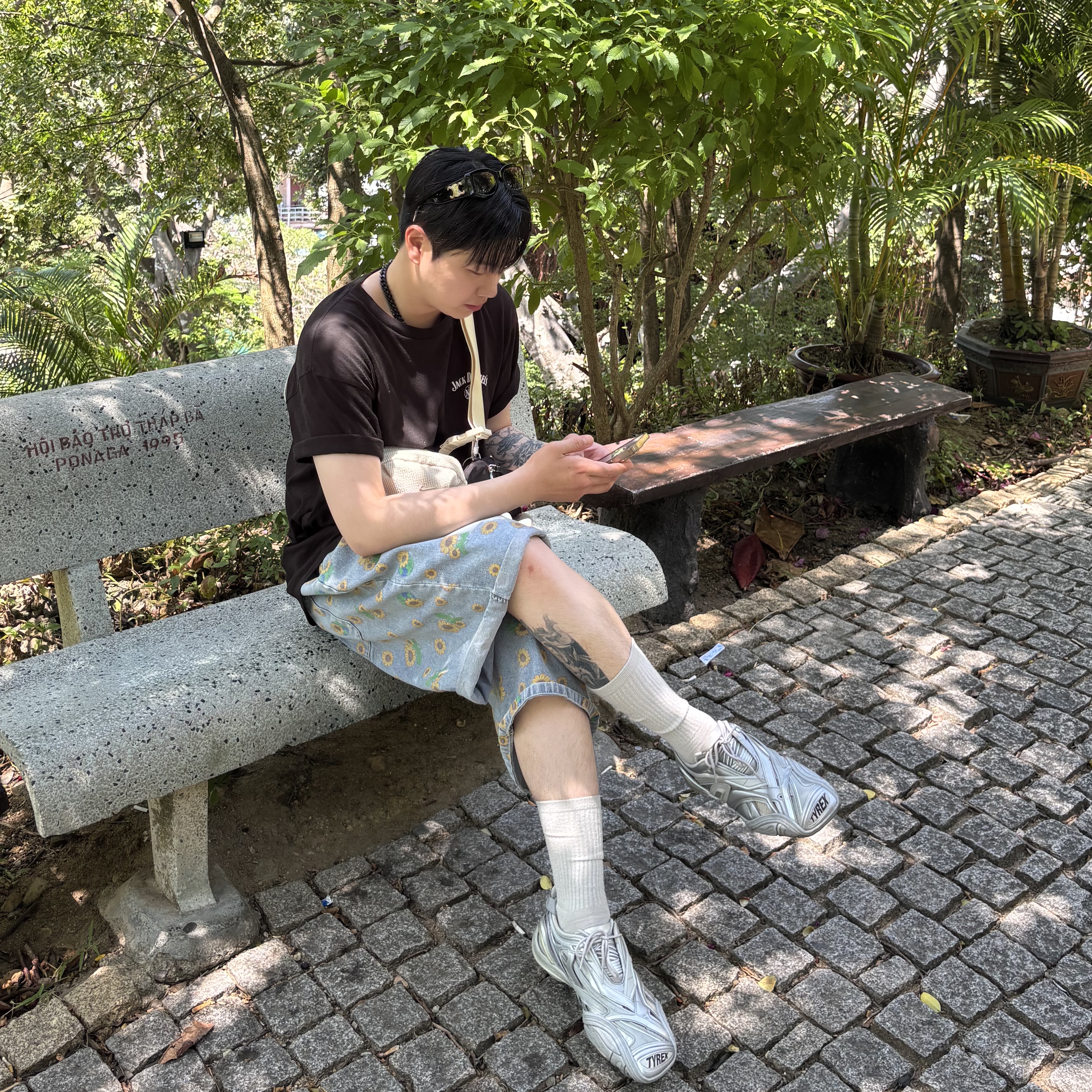 Balenciaga Tyrex Sneakers Silver 착용 스타일 - 3